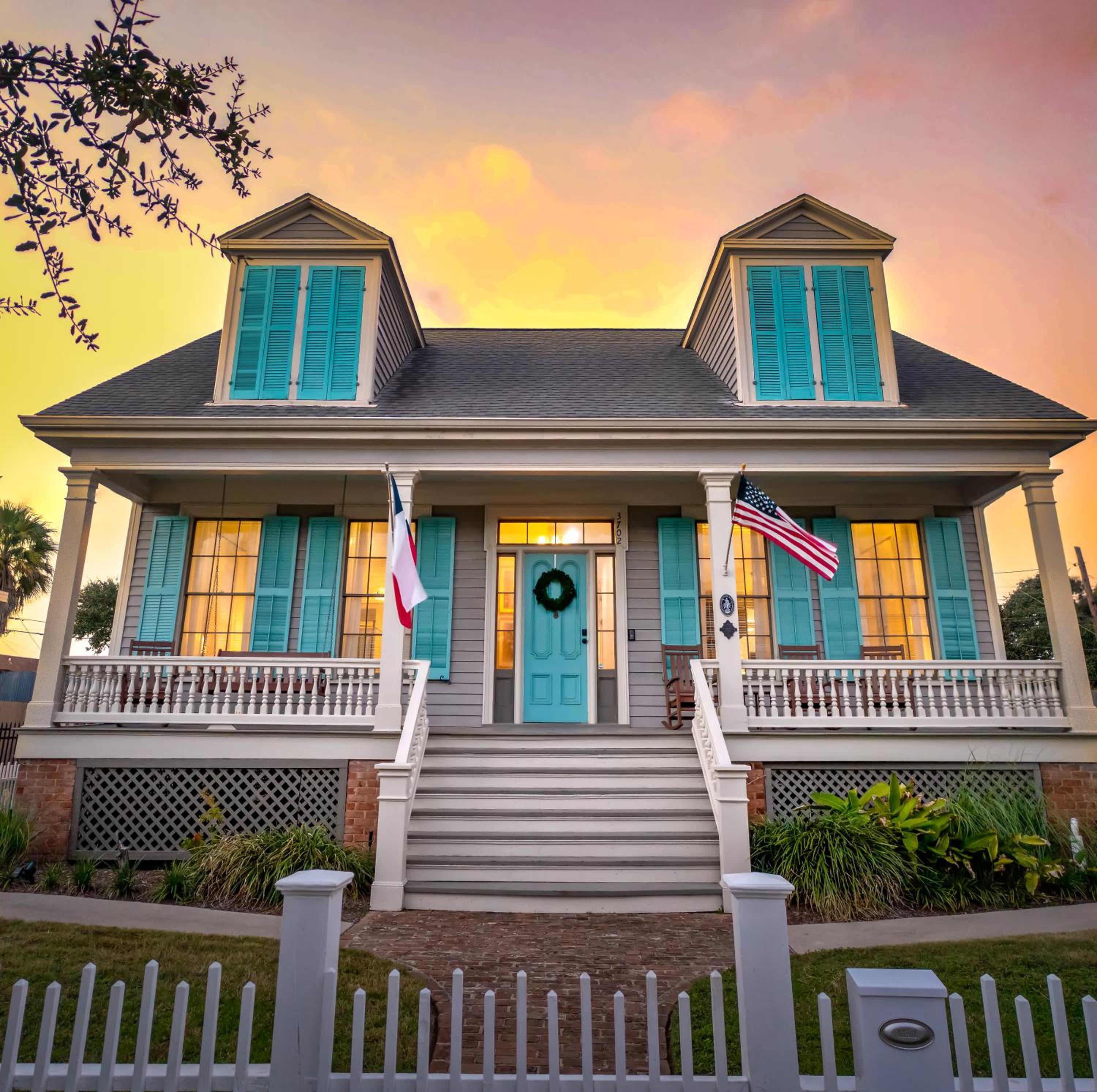 Historic 1871 Coastal Breeze with Heated Pool - Restoring Galveston