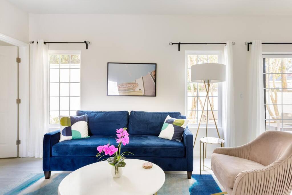 Hollywoodland Suite Built in Exquisite Contemporary Style