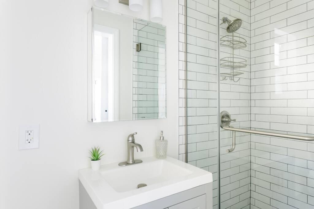 Hollywoodland Suite Built in Exquisite Contemporary Style