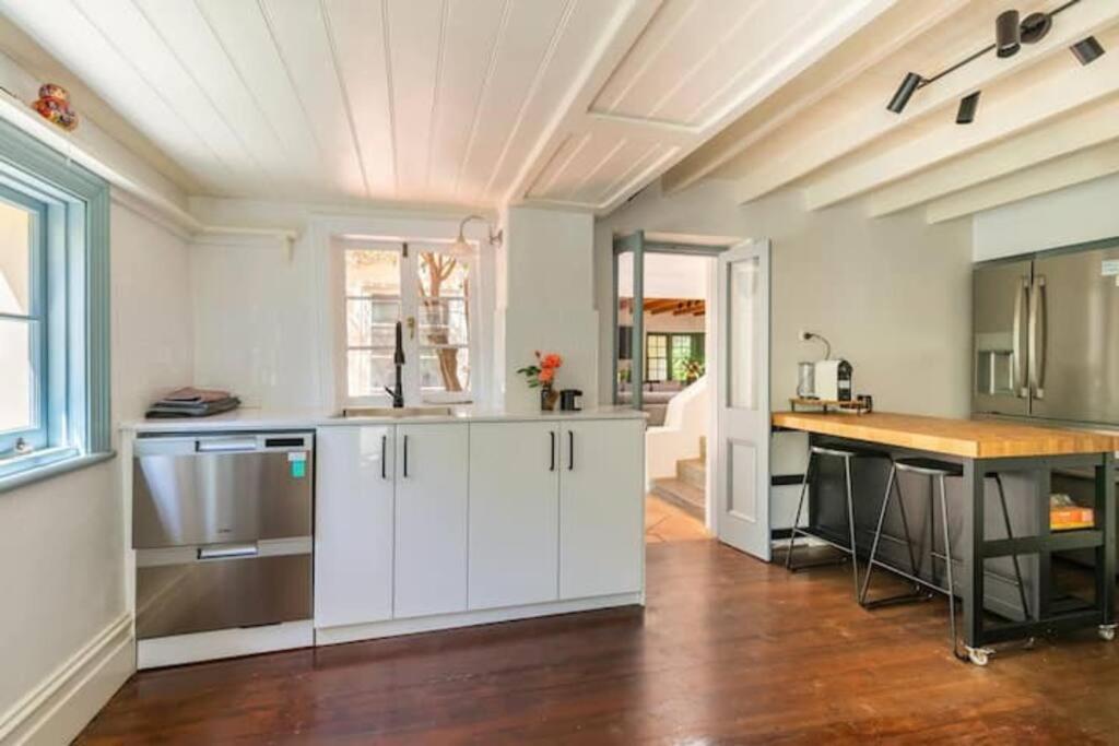 Two-Acres Italian villa creek setting - 3 bedroom