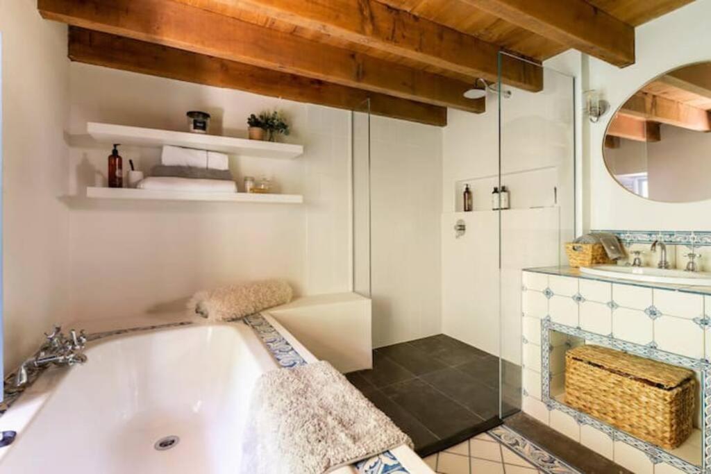 Two-Acres Italian villa creek setting - 3 bedroom