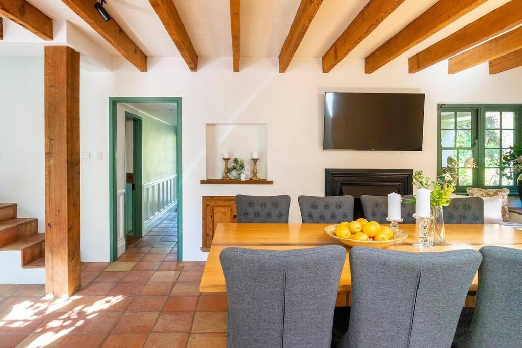 Two-Acres Italian villa creek setting - 3 bedroom