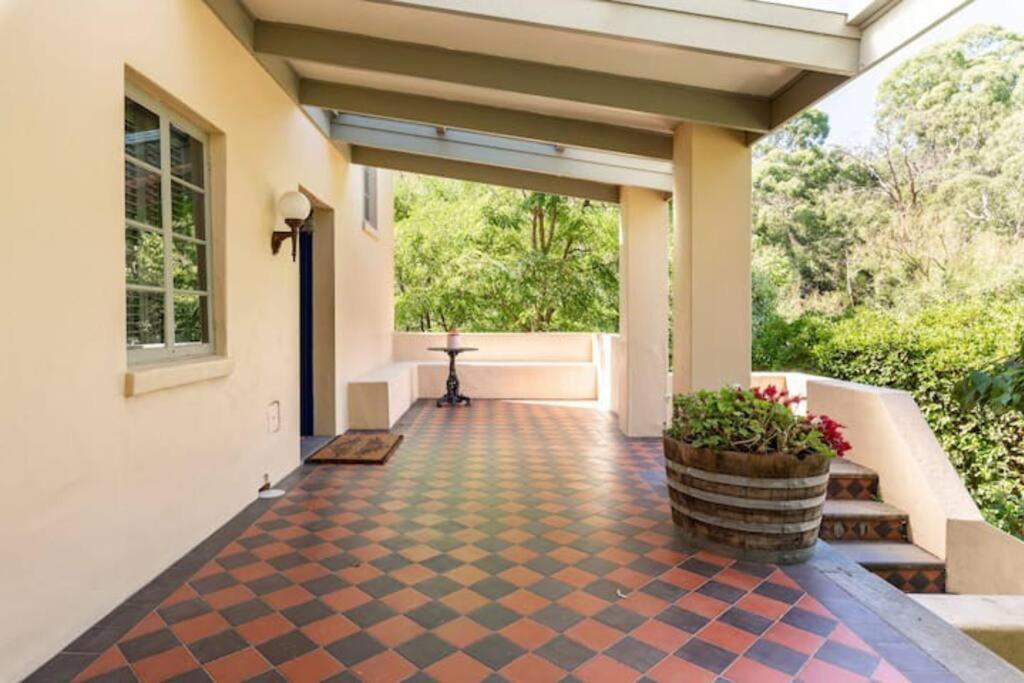 Two-Acres Italian villa creek setting - 3 bedroom