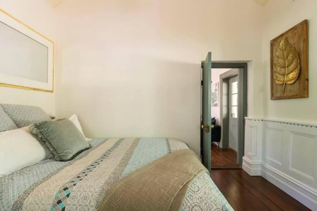 Two-Acres Italian villa creek setting - 3 bedroom