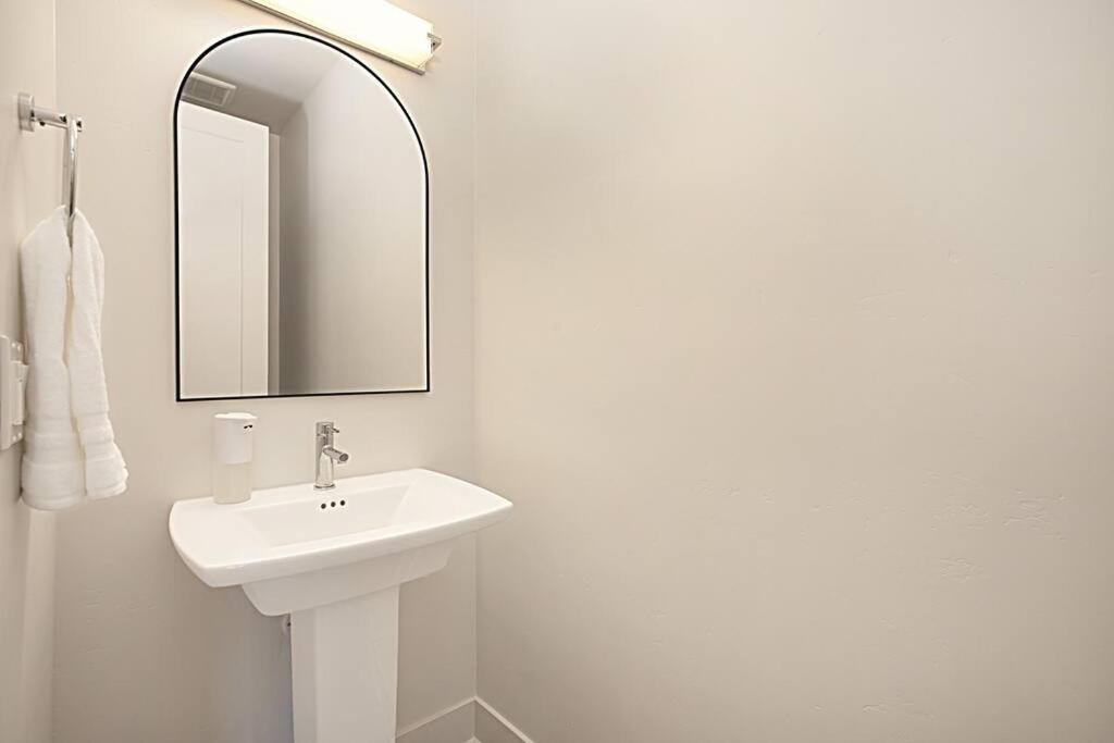 Luxury NEW Residence with Private Rooftop, Downtown in minutes view 2