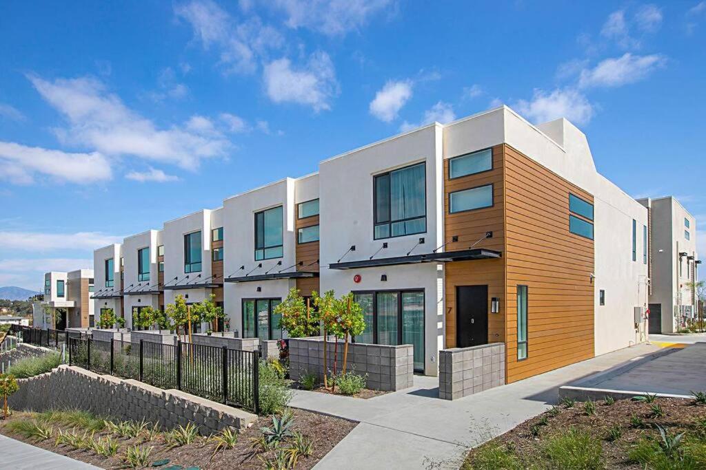 Luxury NEW Residence with Private Rooftop, Downtown in minutes view 3