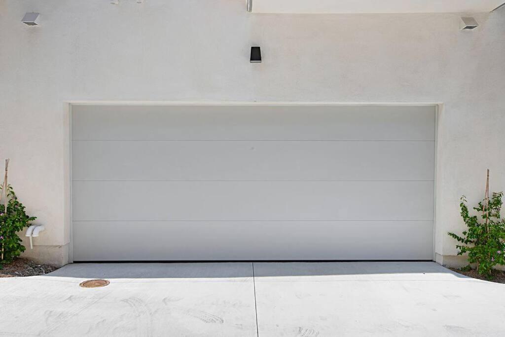 Luxury NEW Residence with Private Rooftop, Downtown in minutes view 4