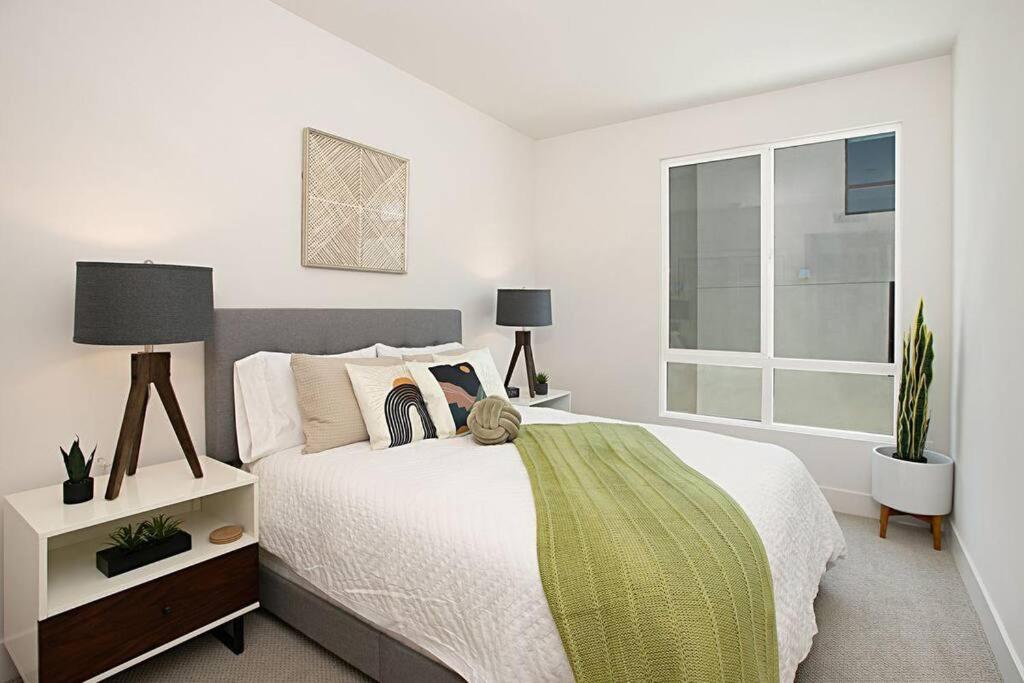 Luxury NEW Residence with Private Rooftop, Downtown in minutes view 5