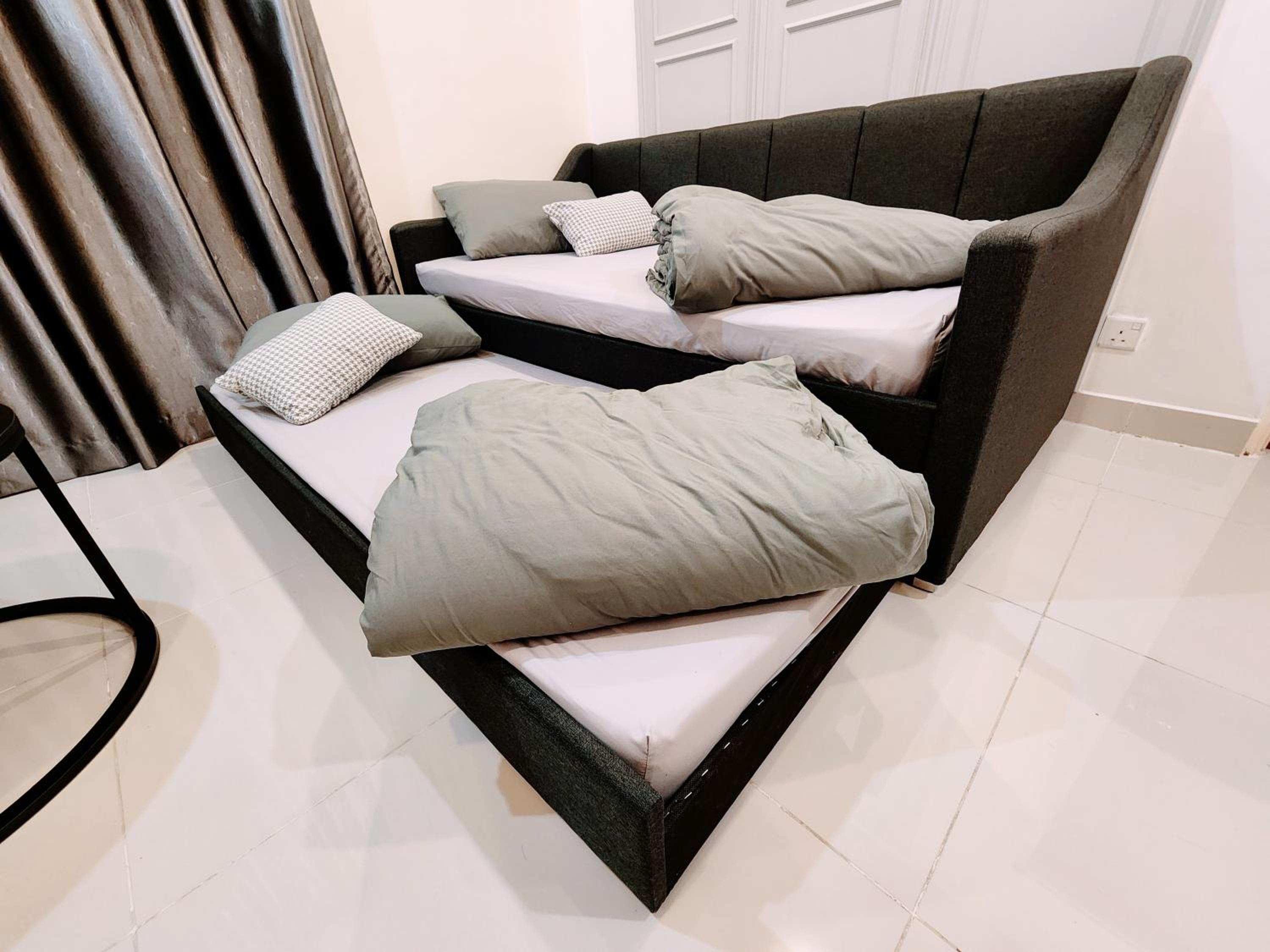 Kozi Square Twin Room with Smart TV & free Wi-fi photo 3