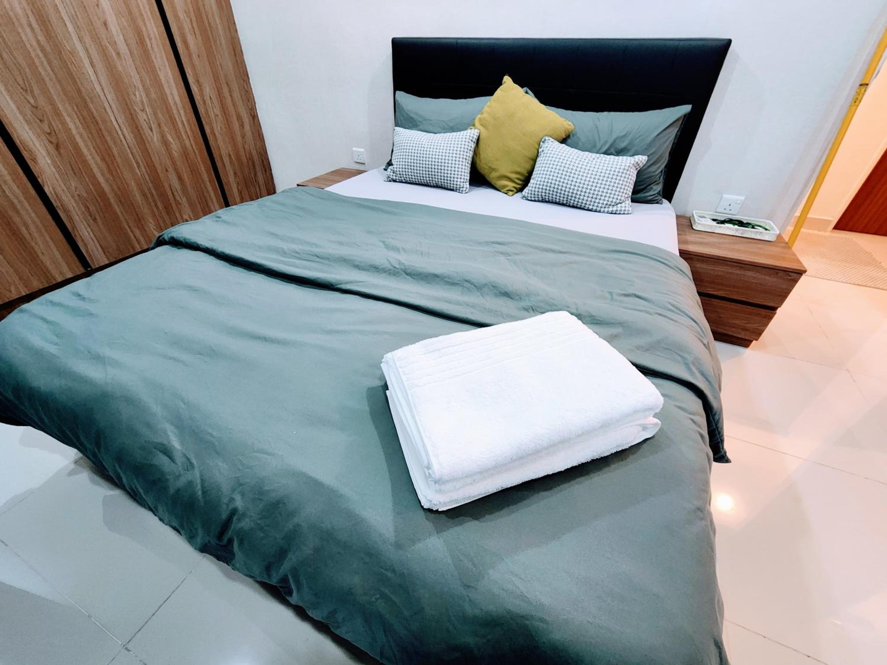Kozi Square Twin Room with Smart TV & free Wi-fi photo 1