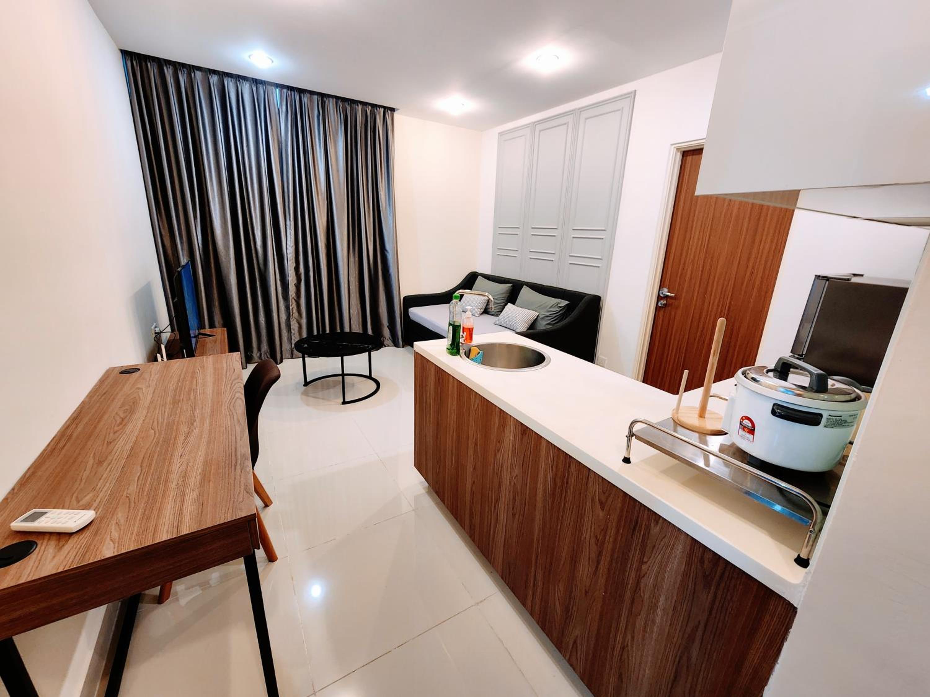 Kozi Square Twin Room with Smart TV & free Wi-fi photo 4