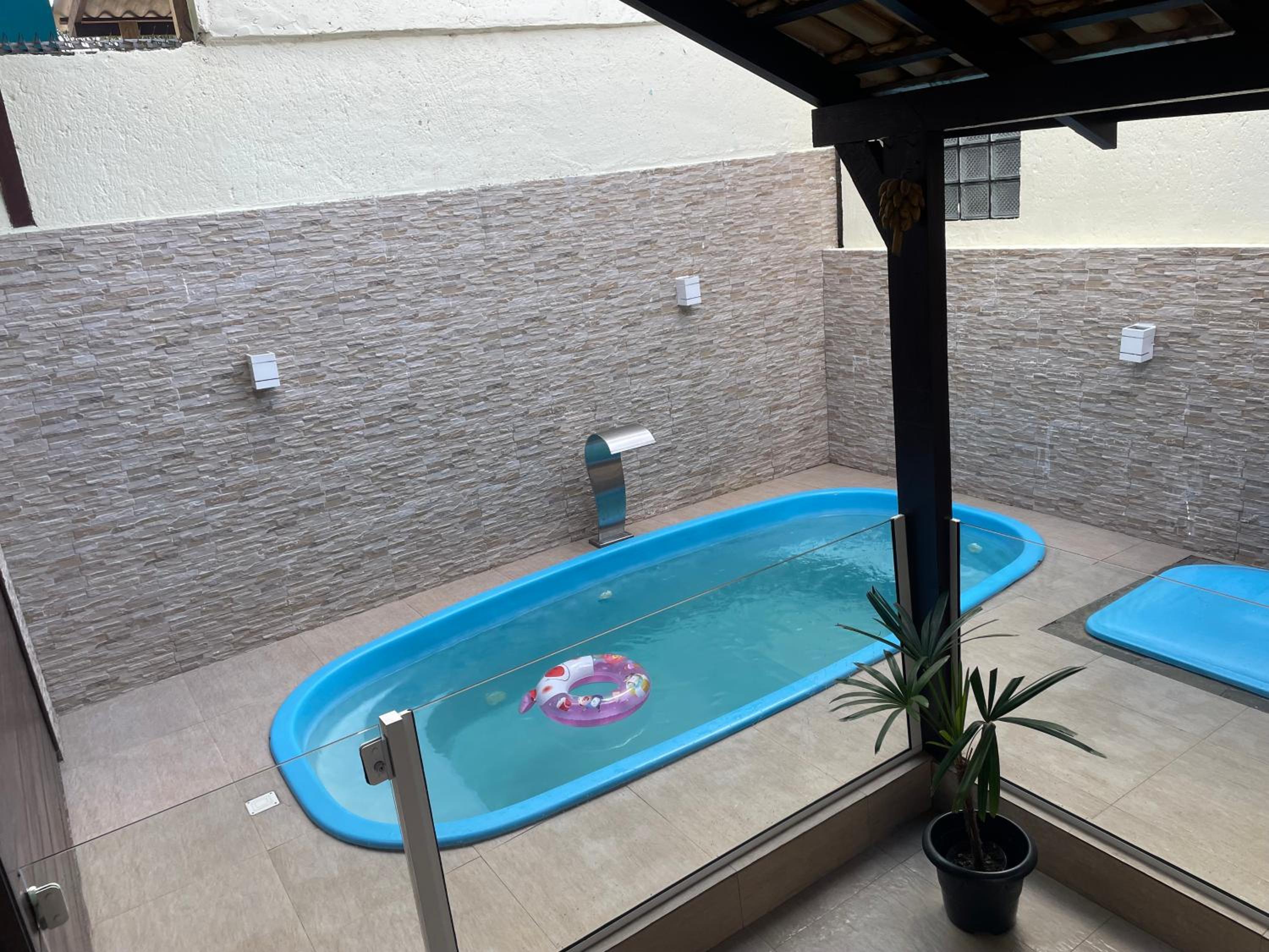 Sobrado com piscina no Santinho