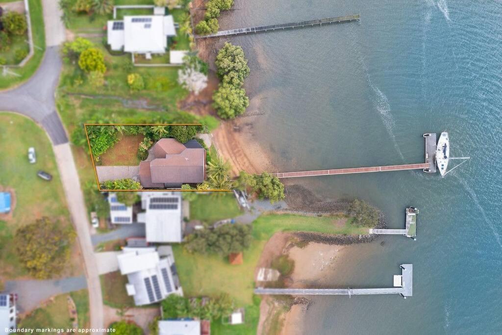 Waterfront, Deep Water Pontoon, views to Straddie