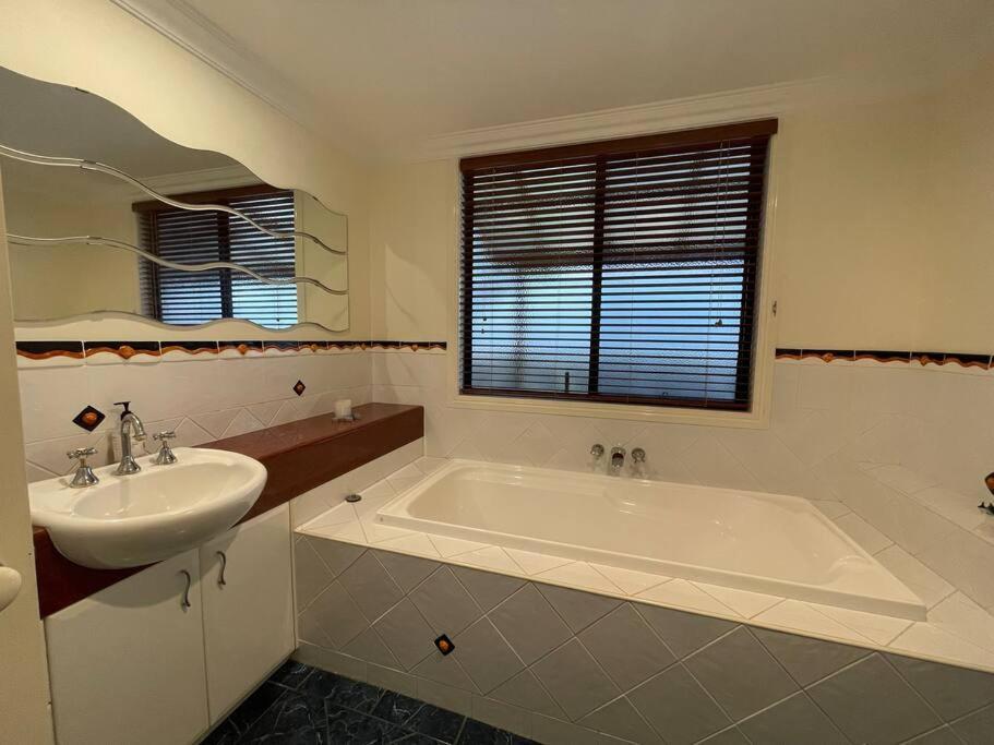 Waterfront, Deep Water Pontoon, views to Straddie