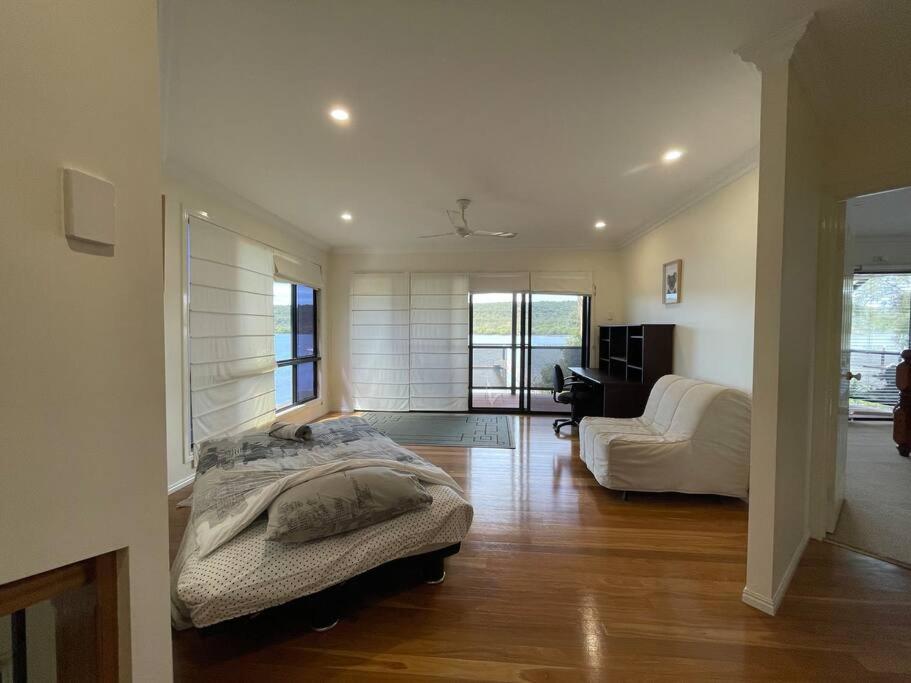 Waterfront, Deep Water Pontoon, views to Straddie
