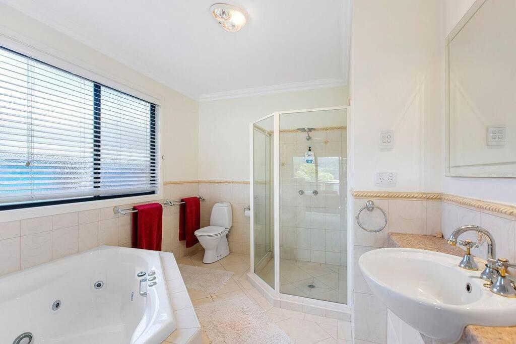 Waterfront, Deep Water Pontoon, views to Straddie