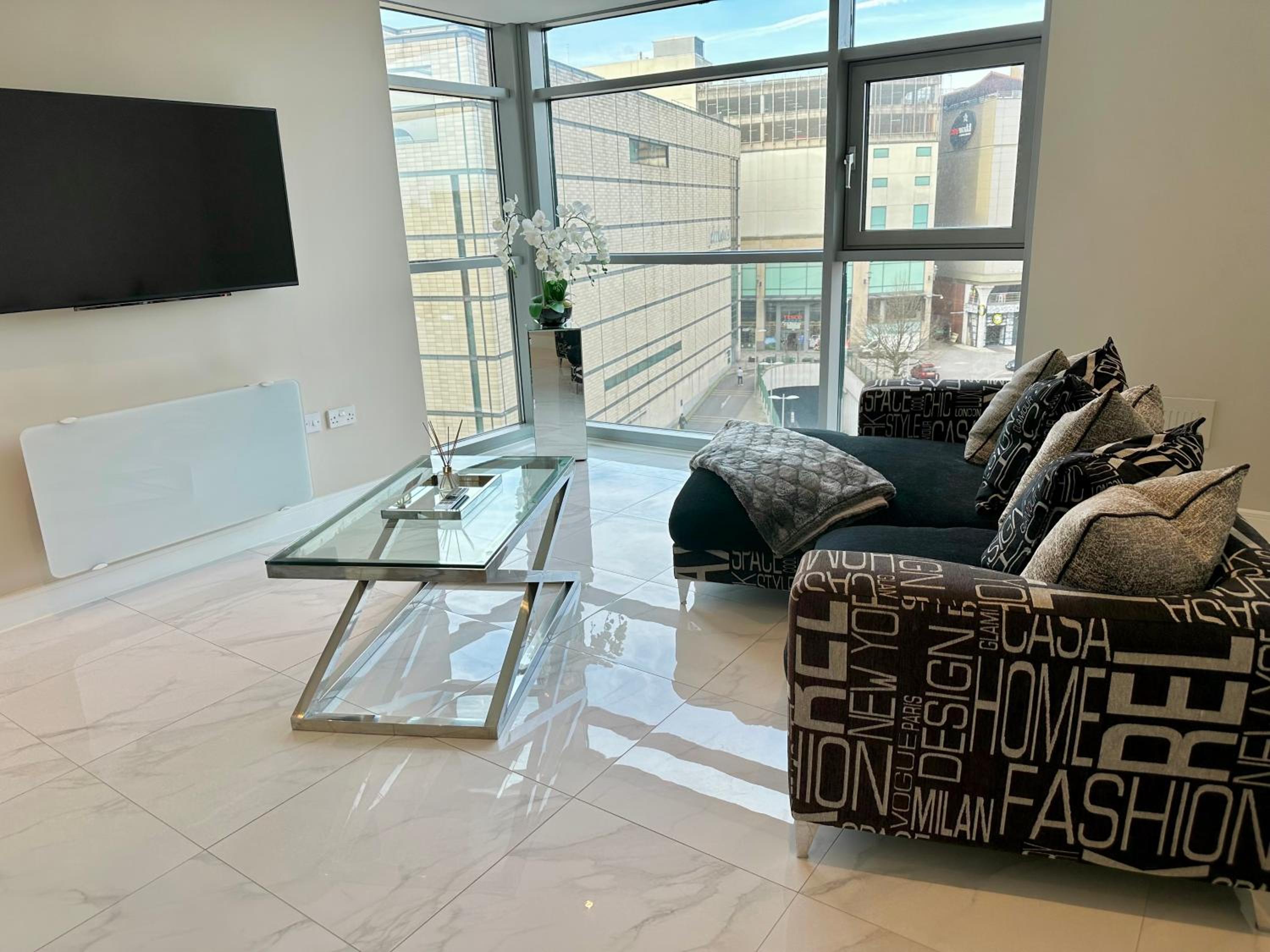 Superior Apartment In Cardiff City Centre view 2