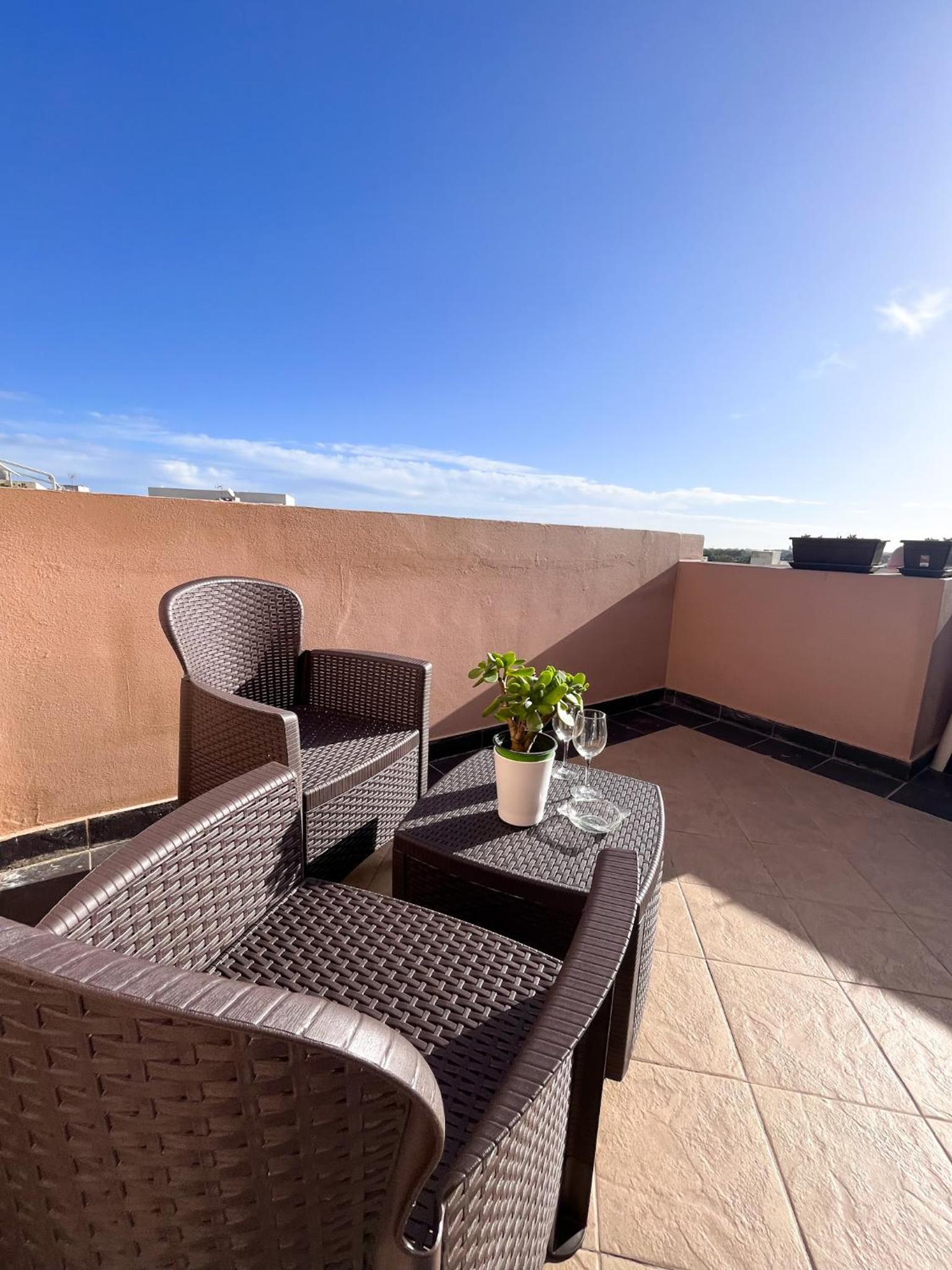 Modern Spacious 2BD Penthouse with 2 Terraces - Close to Luqa Airport