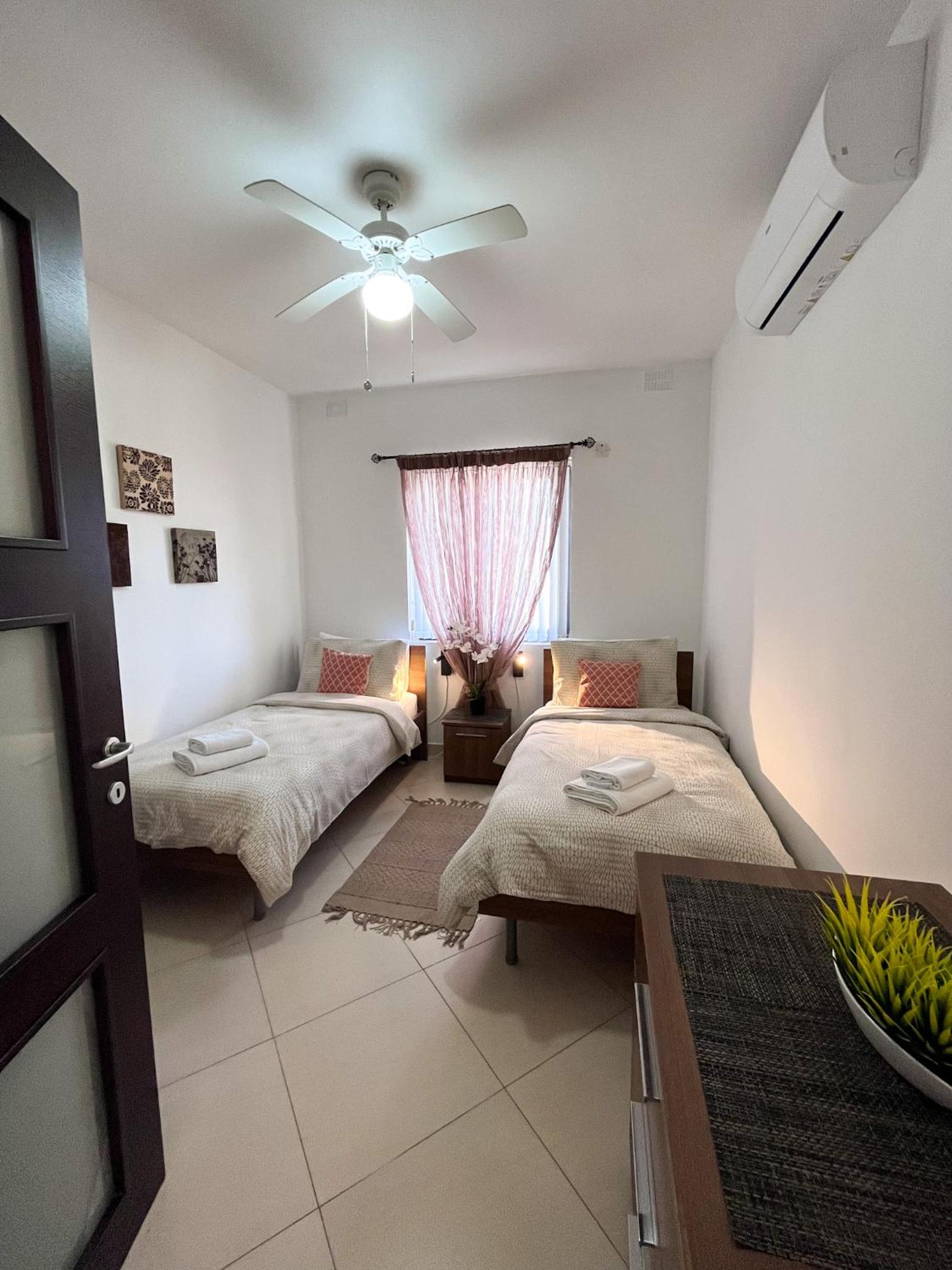 Foto 13 de 20 de Modern Spacious 2BD Penthouse with 2 Terraces - Close to Luqa Airport