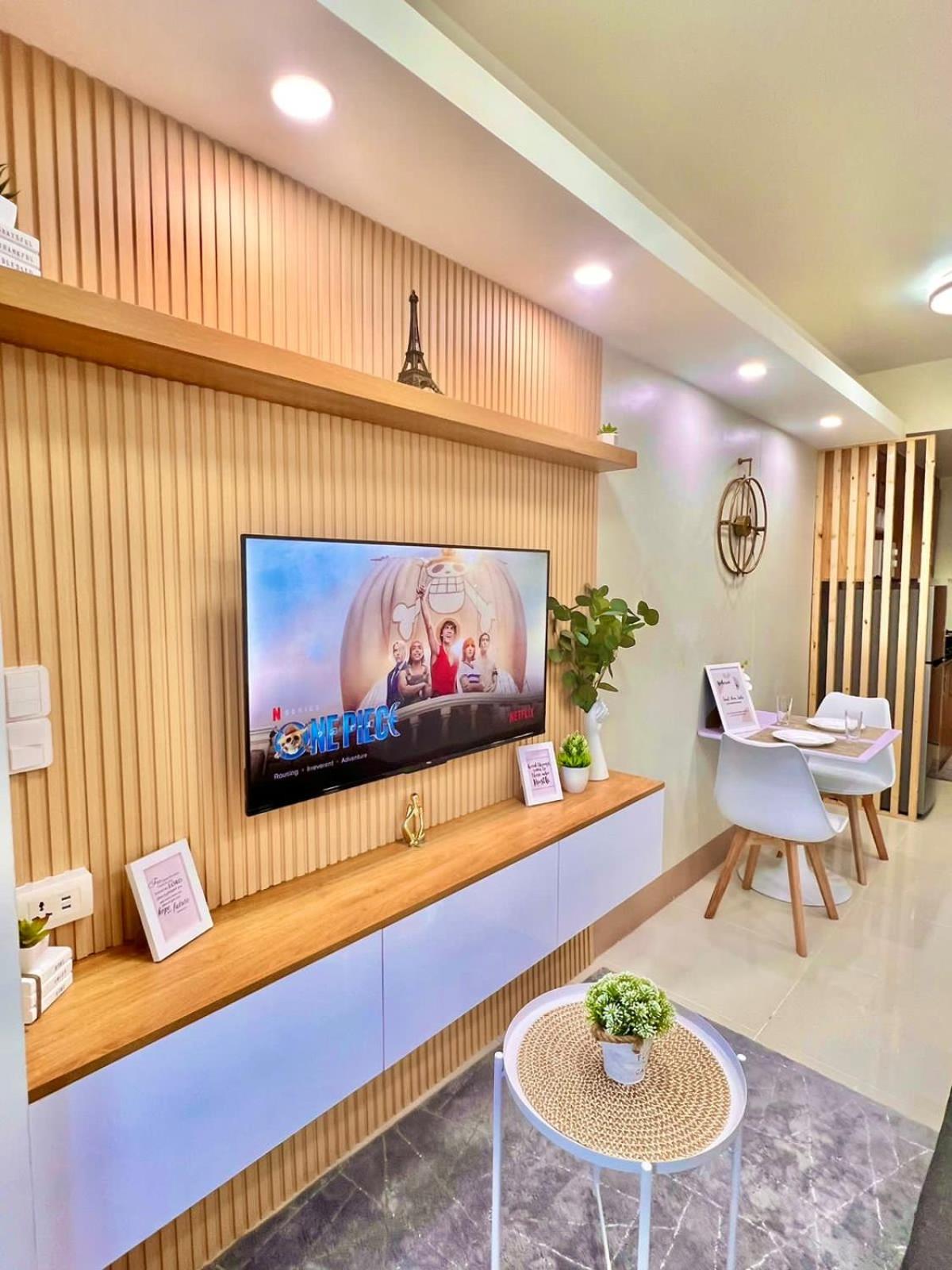 Scandi-Style & Organic condo Shore 3 MOA view 5