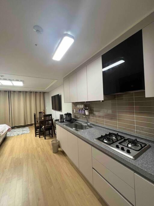 (NEW) Luxury Condo in Clark view 3