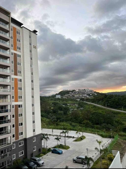 (NEW) Luxury Condo in Clark view 4