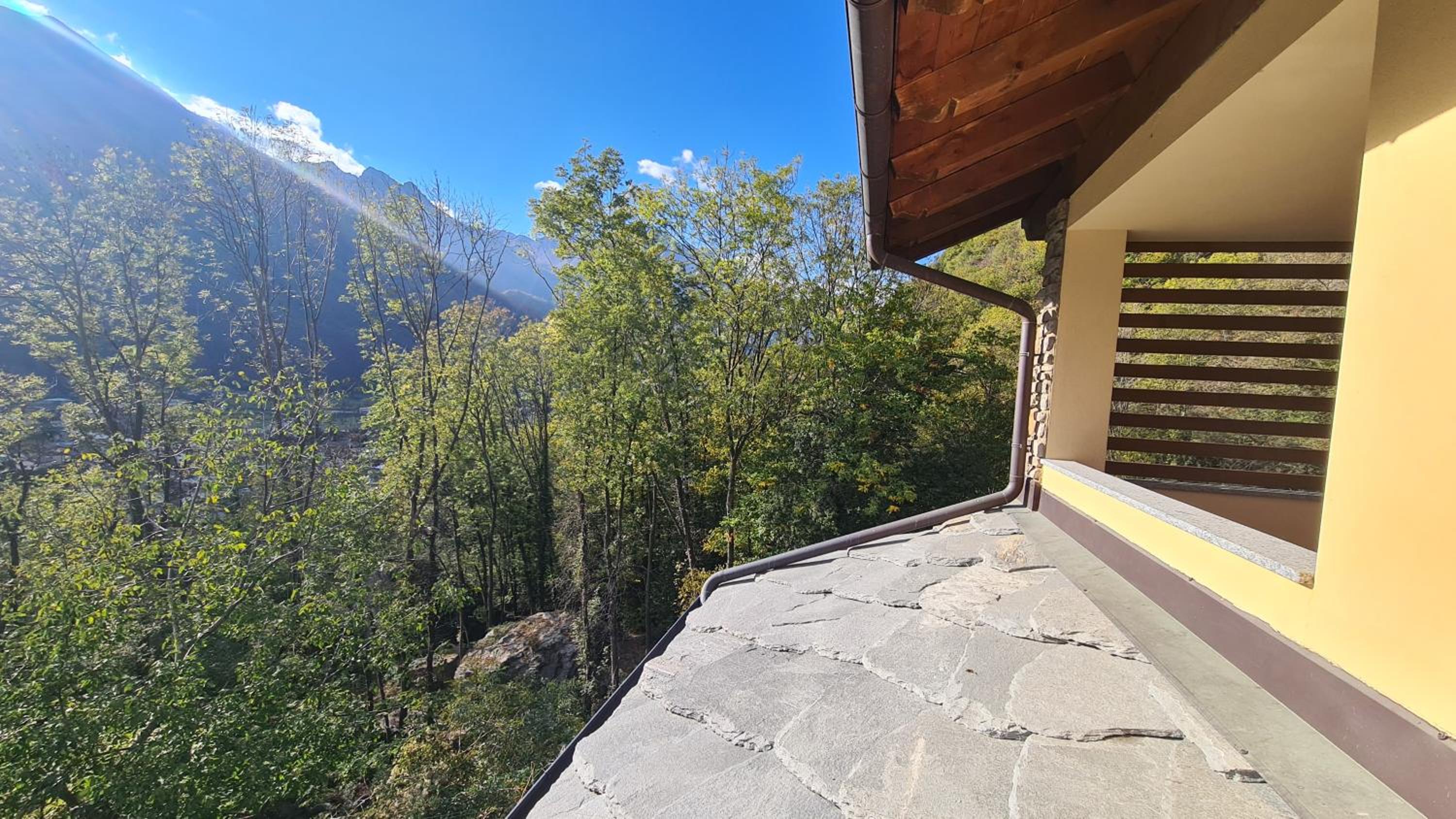 Casa Vignolet : la finestra su Pont-Saint-Martin view 5