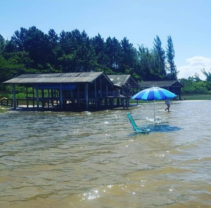 Casa aconchegante 200m da linda Lagoa Ibiraquera