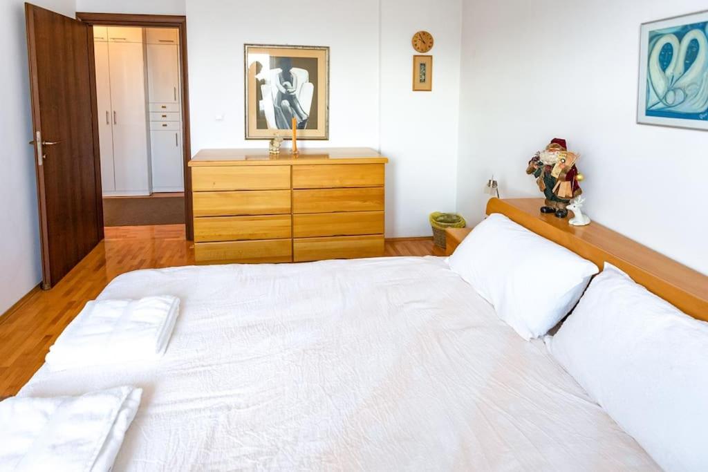 Convenient, family-friendly and stylish 3 bed apt view 4