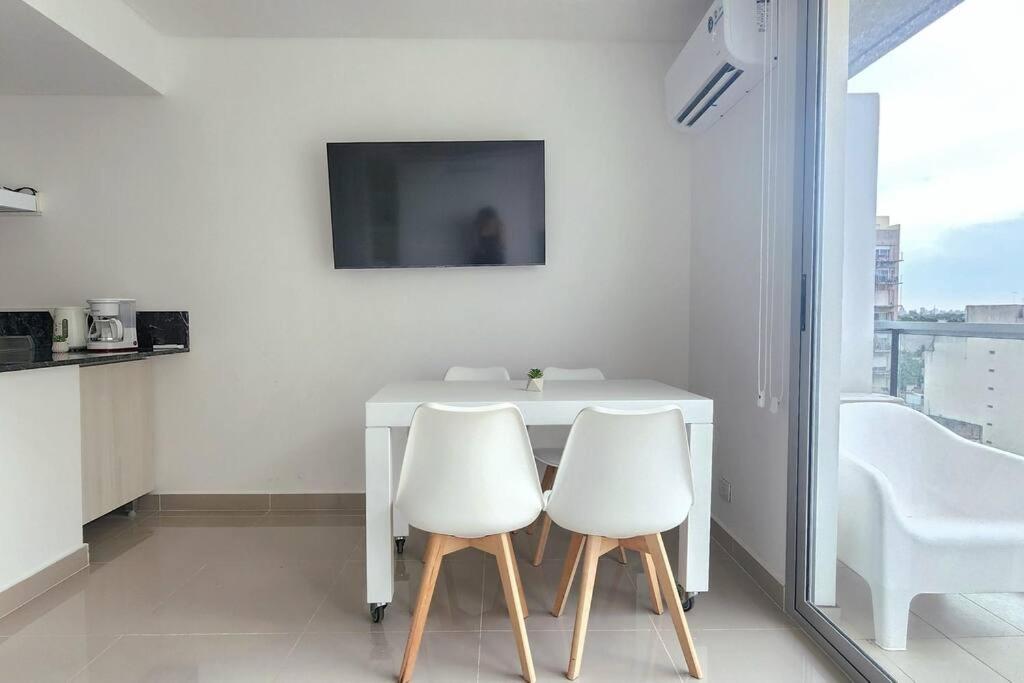 Moderno Studio con balcón ideal Working Nomads - Para estadías de 15 días o más