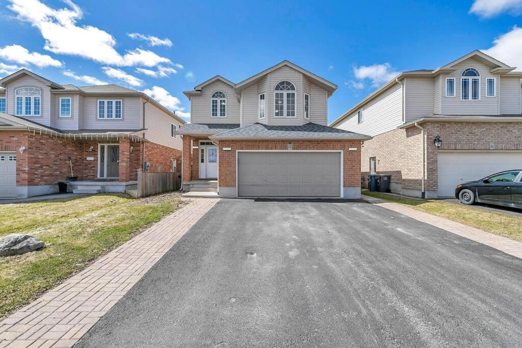 Guelph Vacations - Cozy Luxurious Detached 4 Bedroom House - Property Image 11