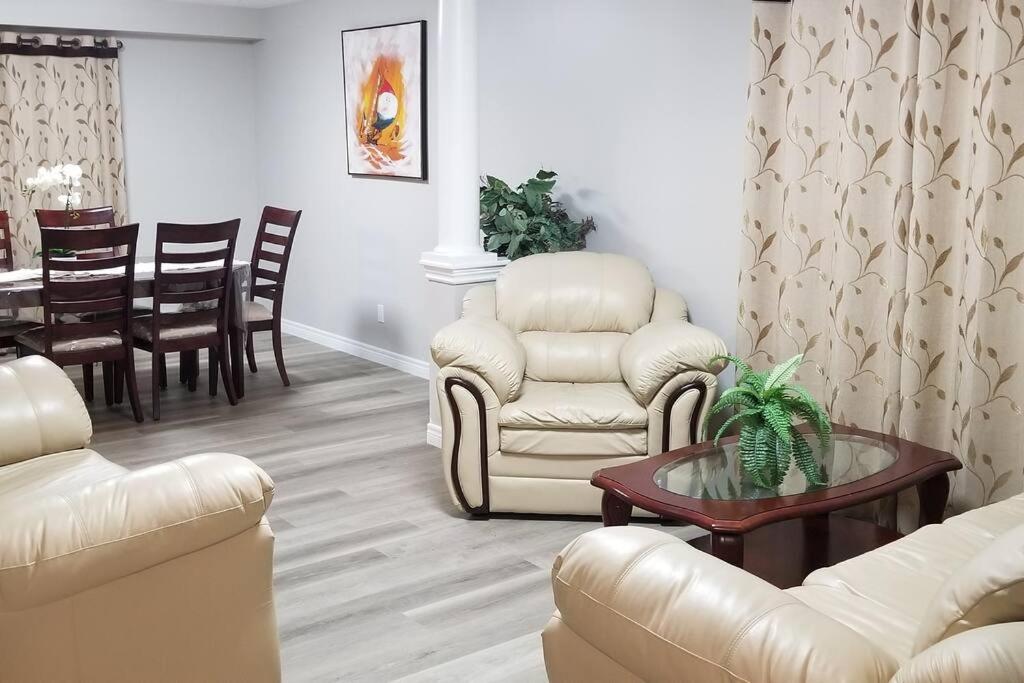 Cozy Luxurious Detached 4 Bedroom House