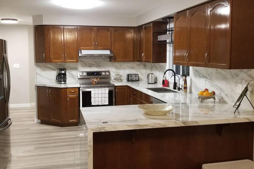 Cozy Luxurious Detached 4 Bedroom House