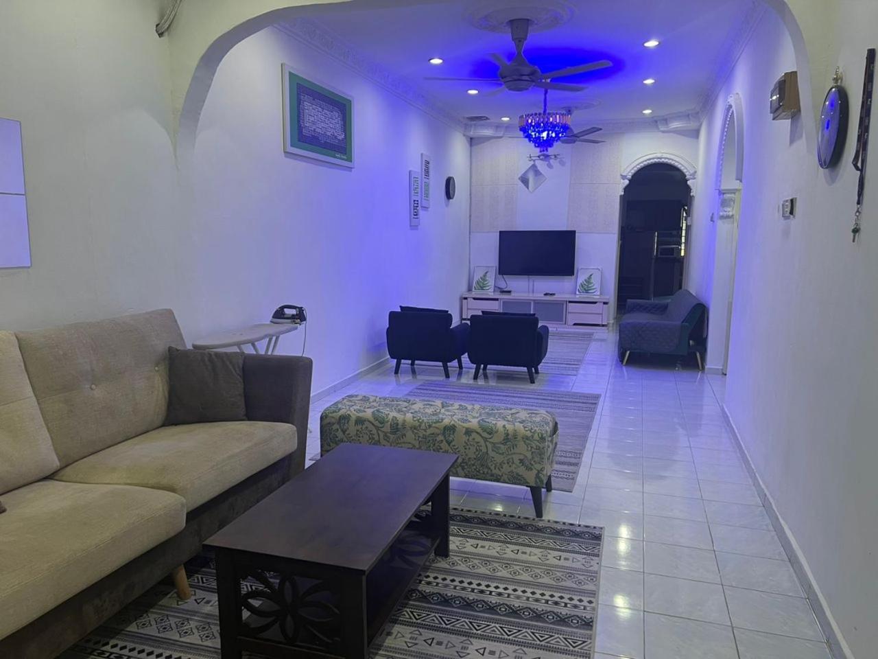 Nilai Bronizam Homestay photo 1