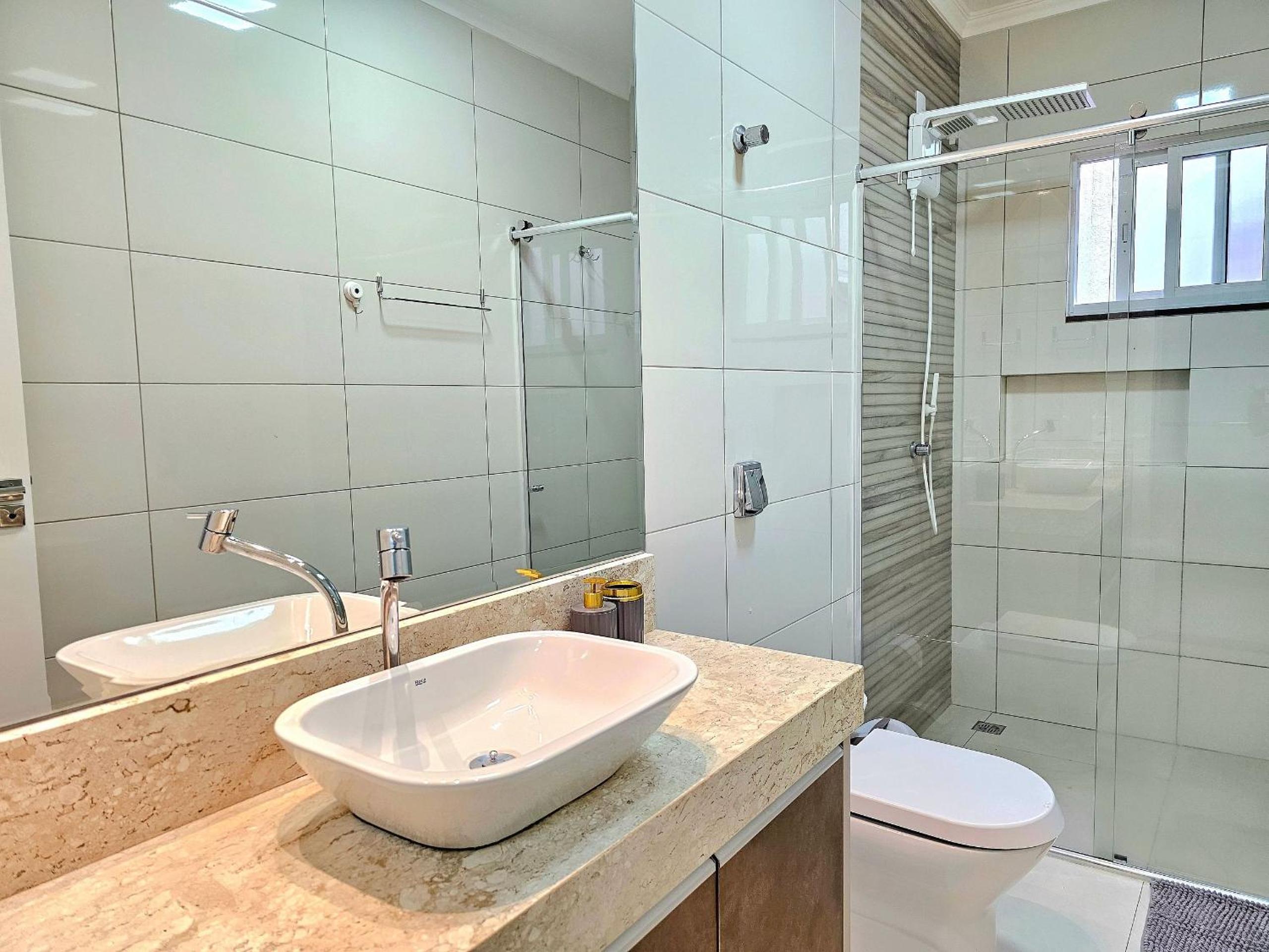 Casa 2 suítes e 2 quartos, piscina e churrasqueira