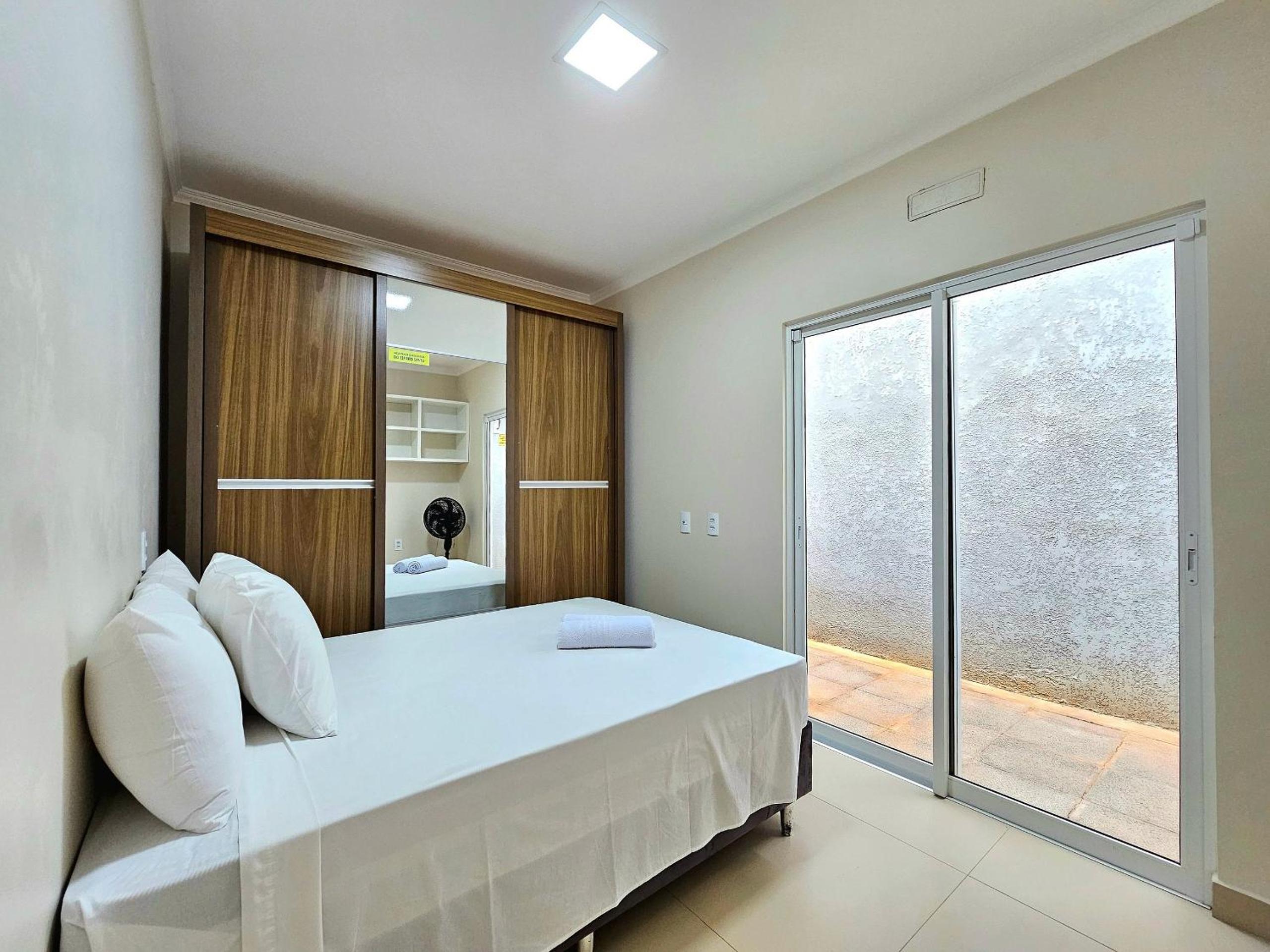 Casa 2 suítes e 2 quartos, piscina e churrasqueira