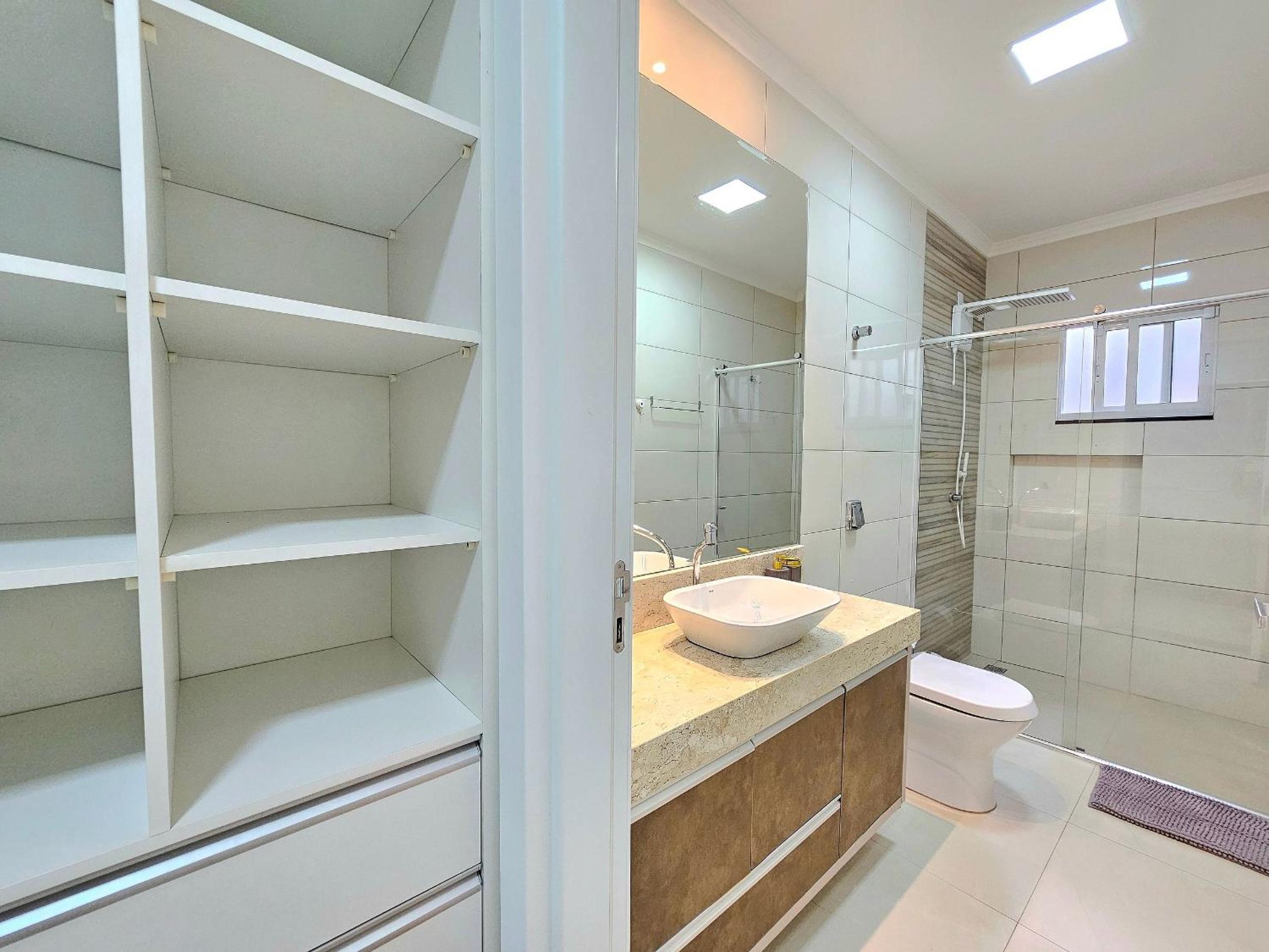 Casa 2 suítes e 2 quartos, piscina e churrasqueira