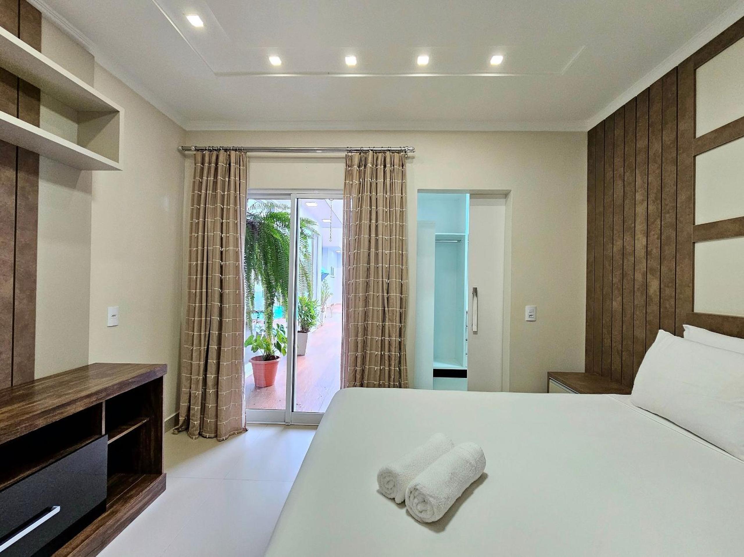 Casa 2 suítes e 2 quartos, piscina e churrasqueira