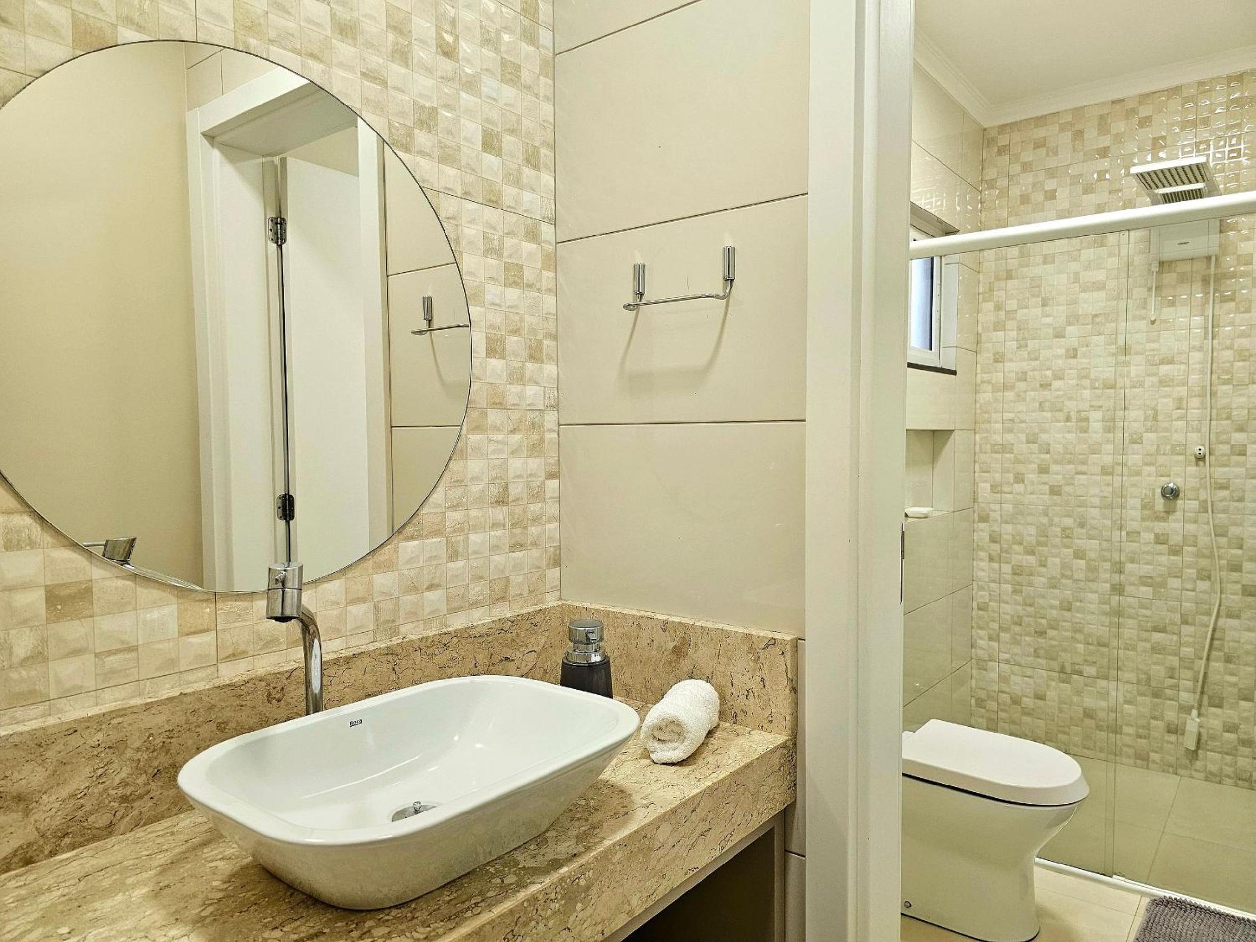 Casa 2 suítes e 2 quartos, piscina e churrasqueira