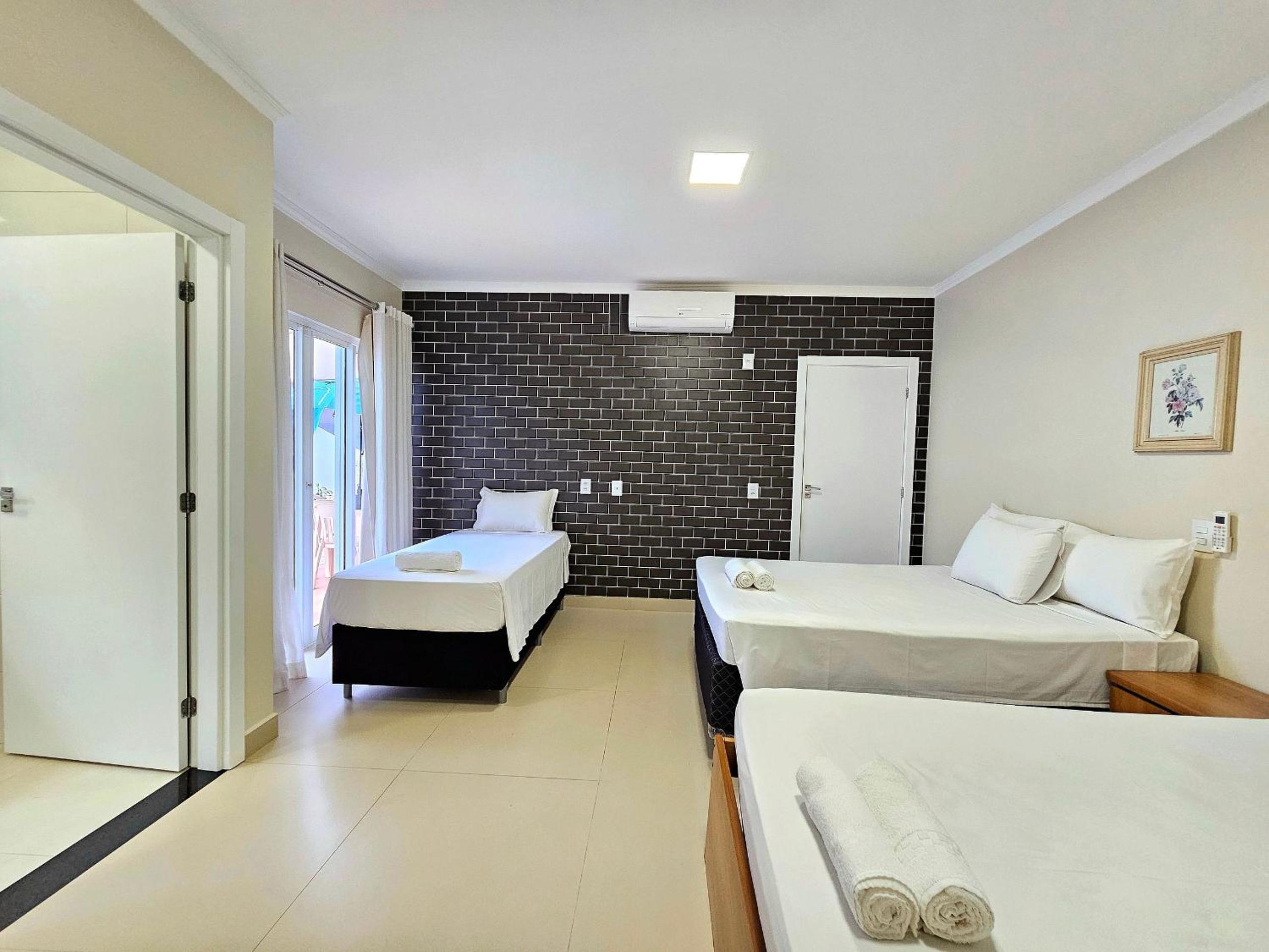 Casa 2 suítes e 2 quartos, piscina e churrasqueira