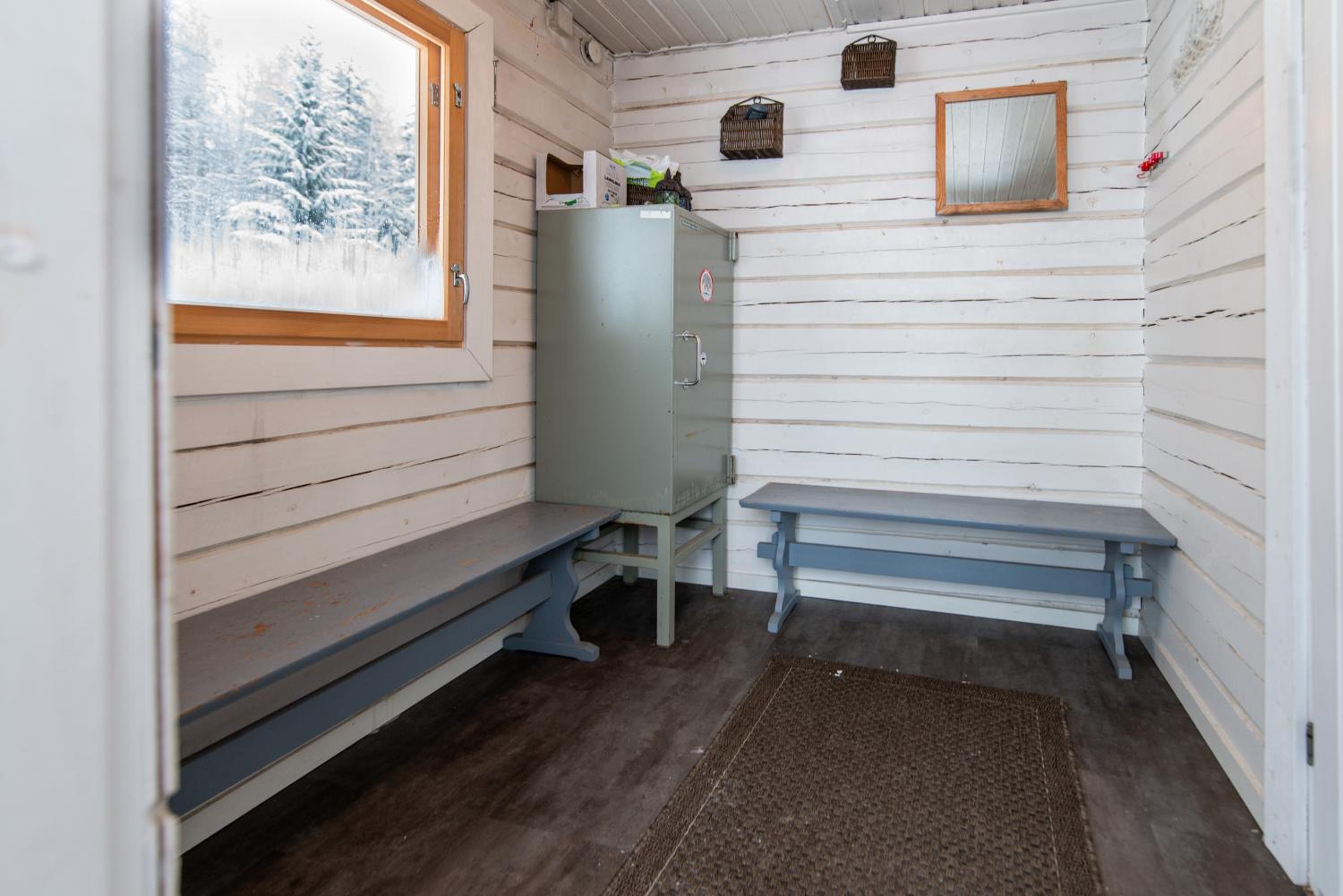 Lähderinne - 2 bedroom log cabin, private beach, wifi & sauna view 5
