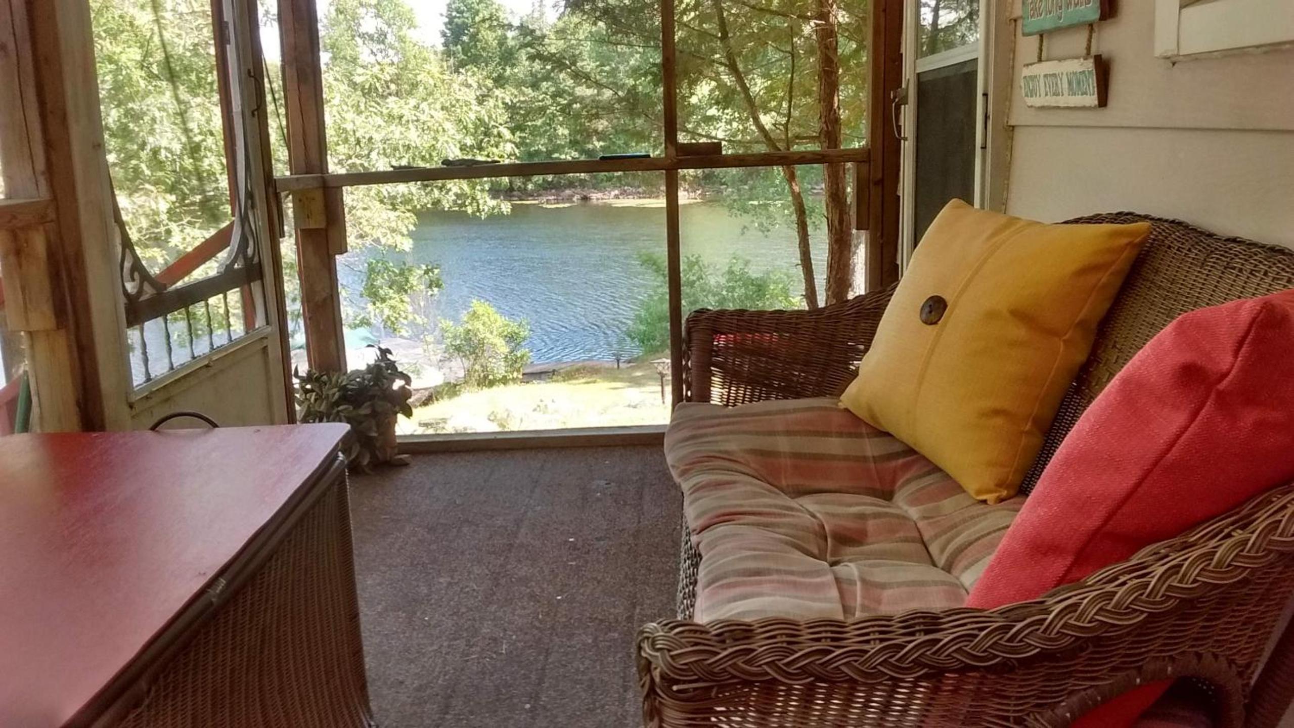 Yeomans Cottage on the Water!
