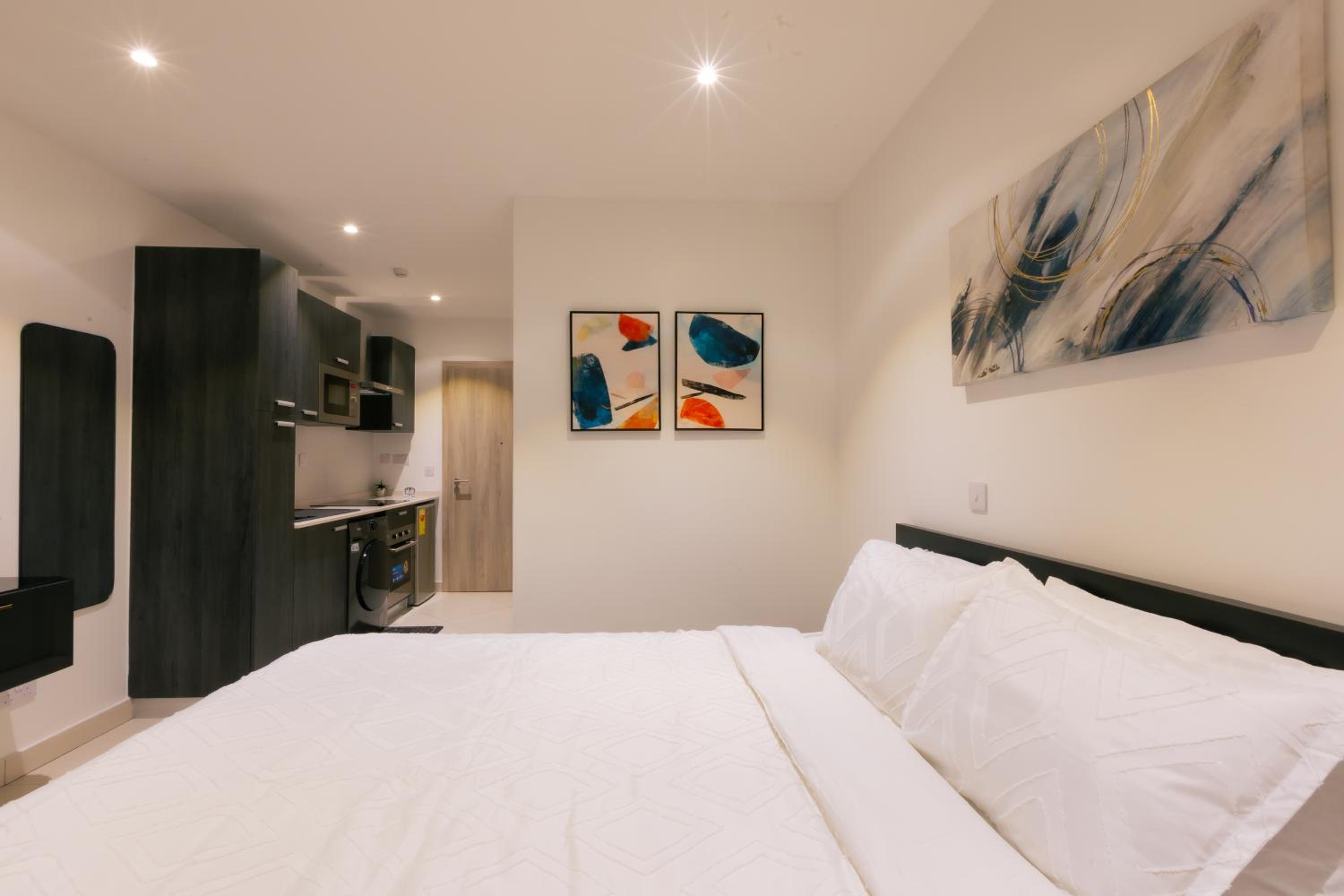 7 Minutes from the Airport - Chic Studio view 3