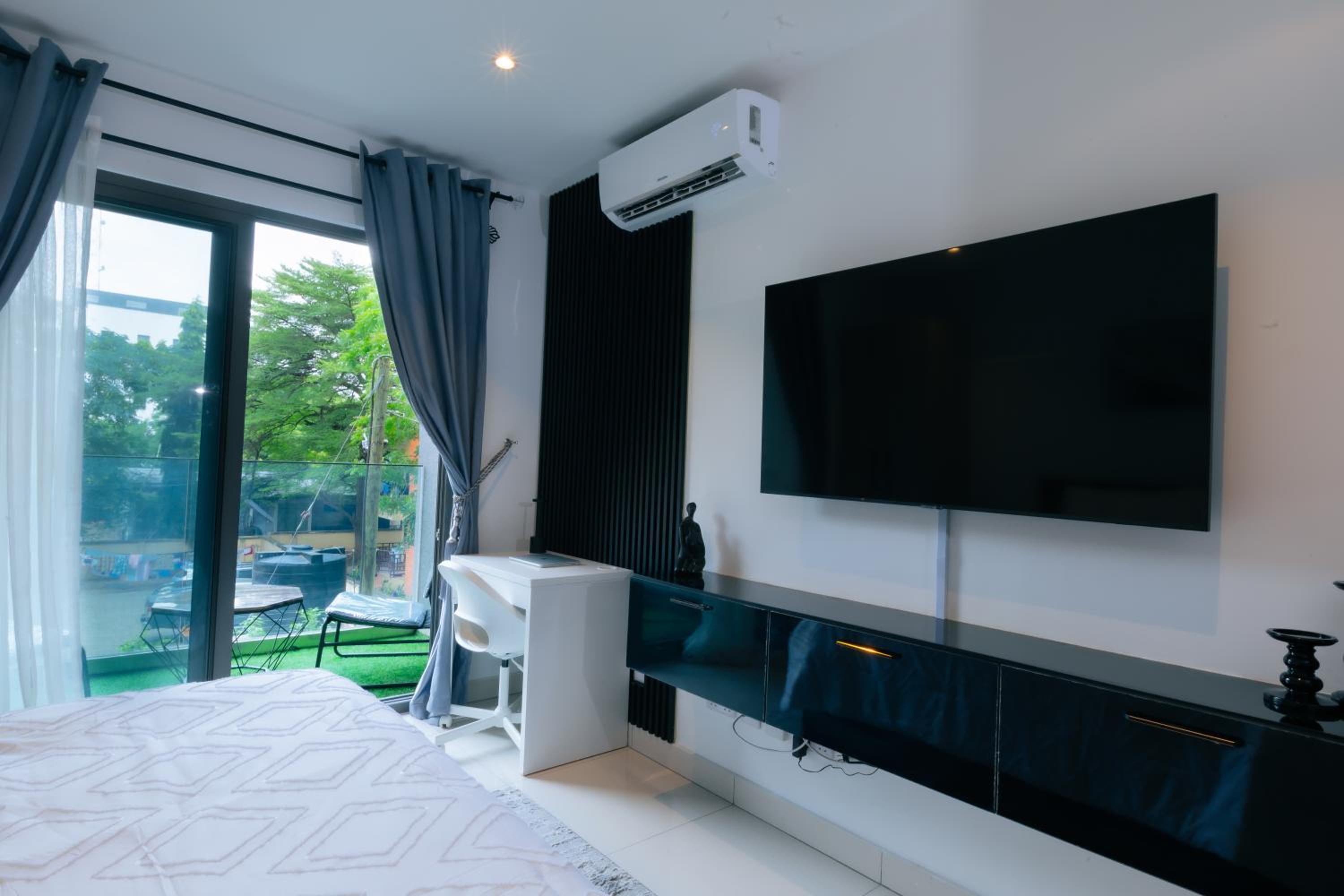 7 Minutes from the Airport - Chic Studio view 2