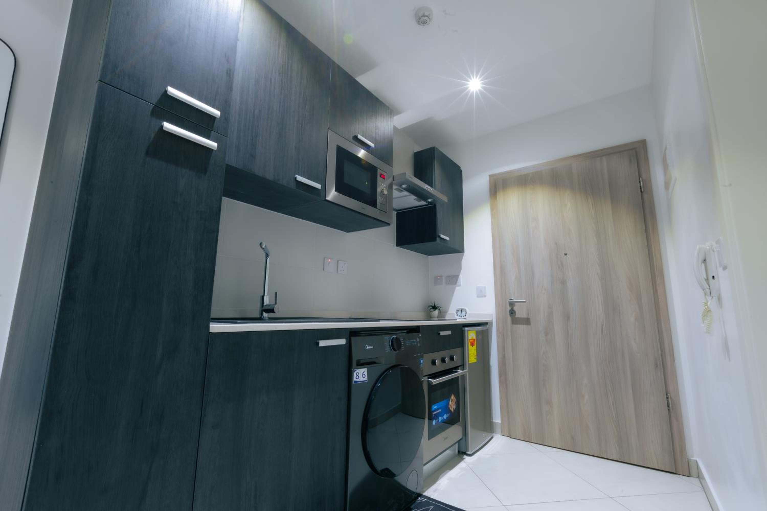 7 Minutes from the Airport - Chic Studio view 5