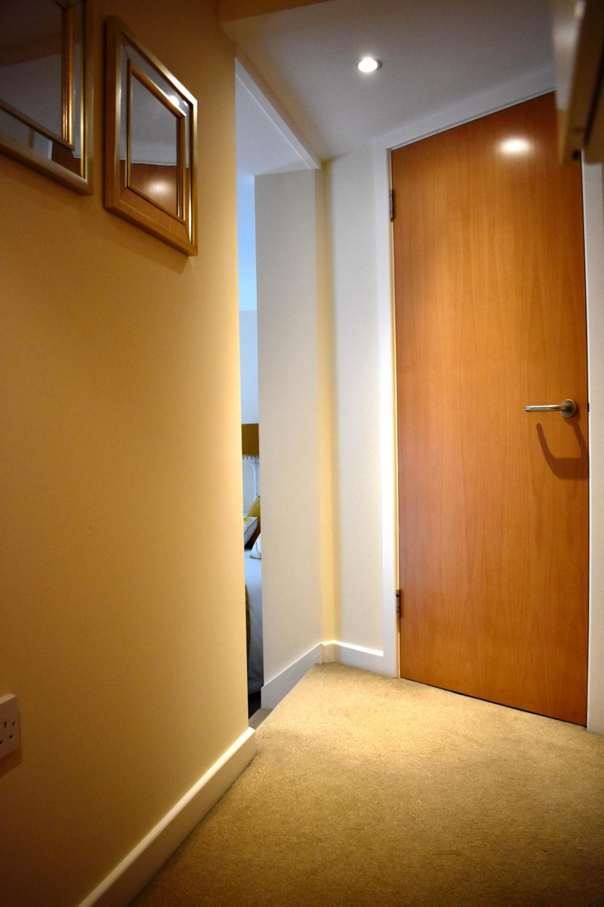 WEE SUZIE STAYS - Stunning George St Apartment view 5