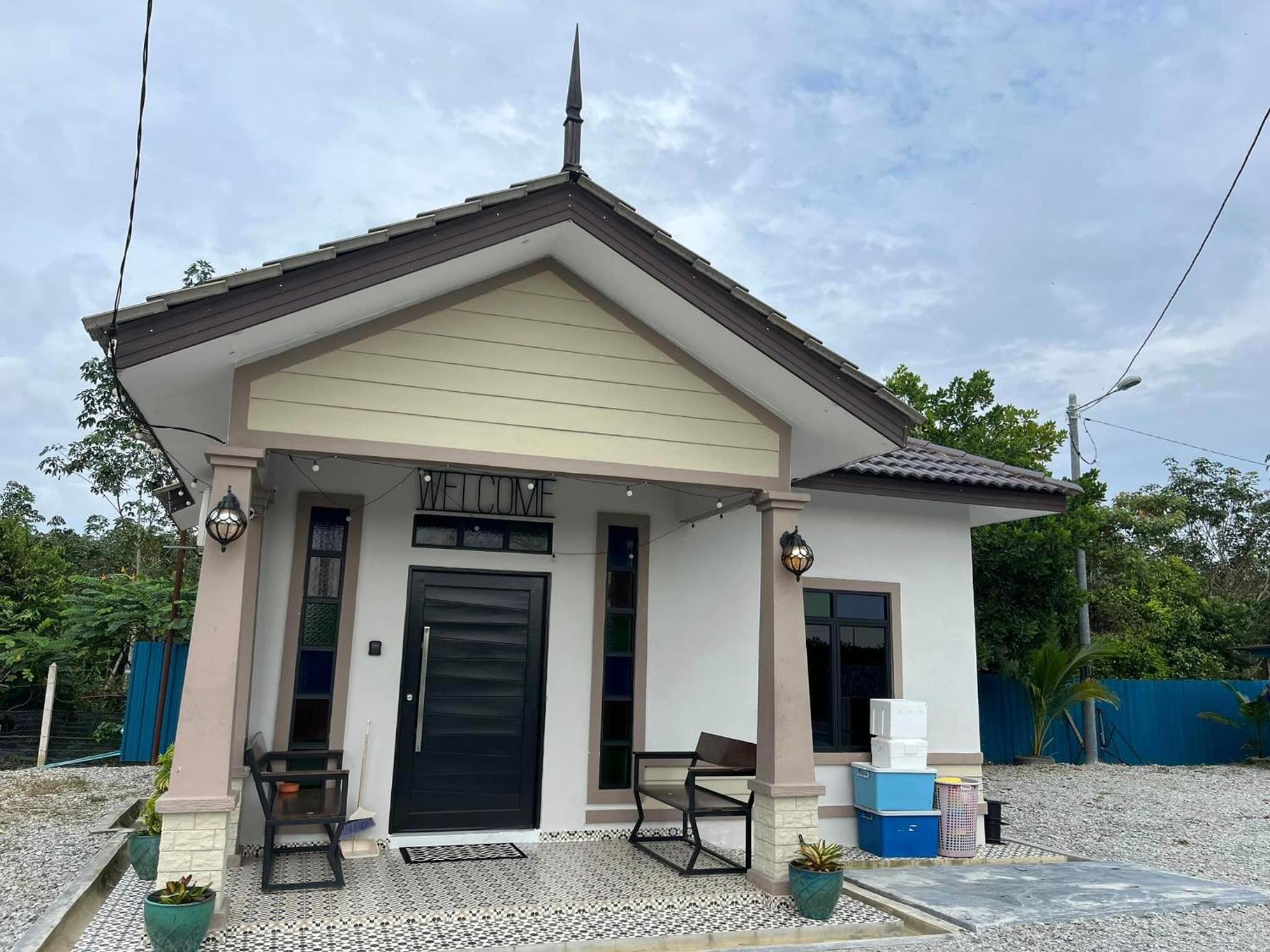Rumah Armand Private Pool 5 bilik Pengkalan Balak Tg Bidara Masjid Tanah Melaka