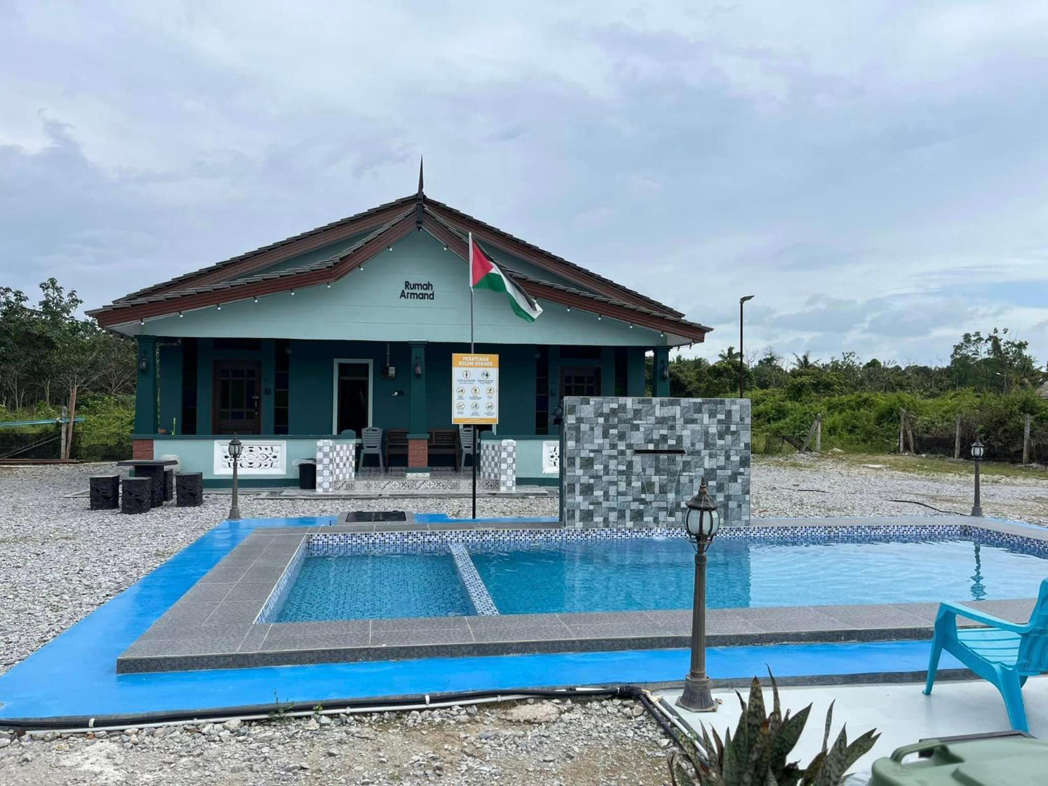 Rumah Armand Private Pool 5 bilik Pengkalan Balak Tg Bidara Masjid Tanah Melaka