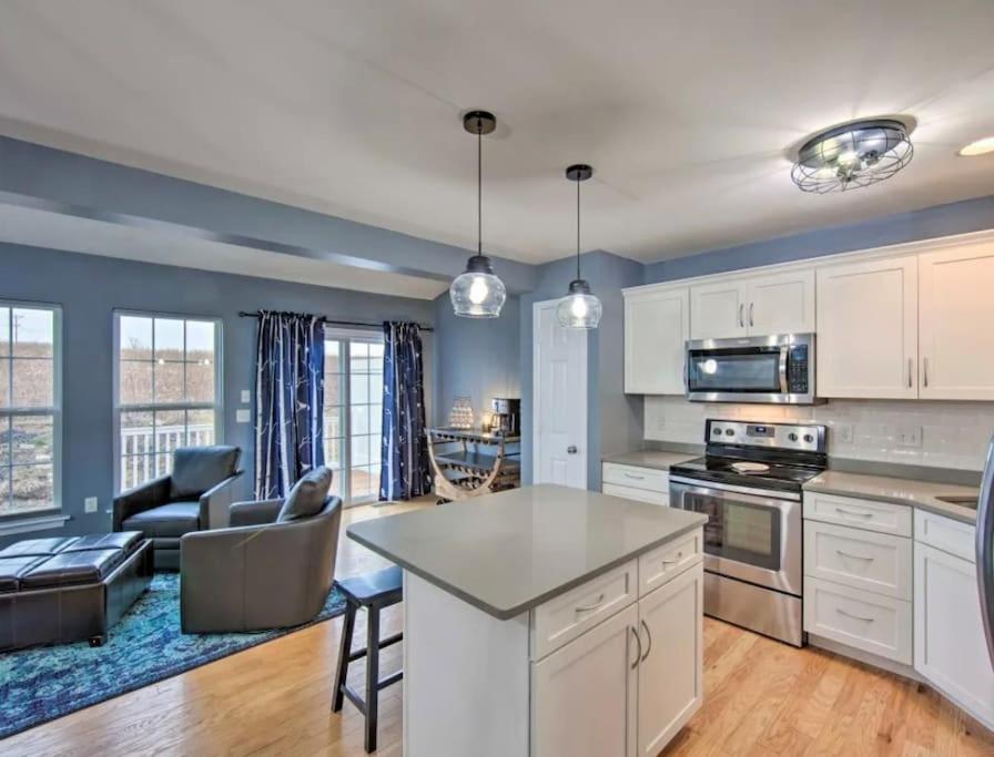 Spacious, Bright, Pristine Penn State Home view 4