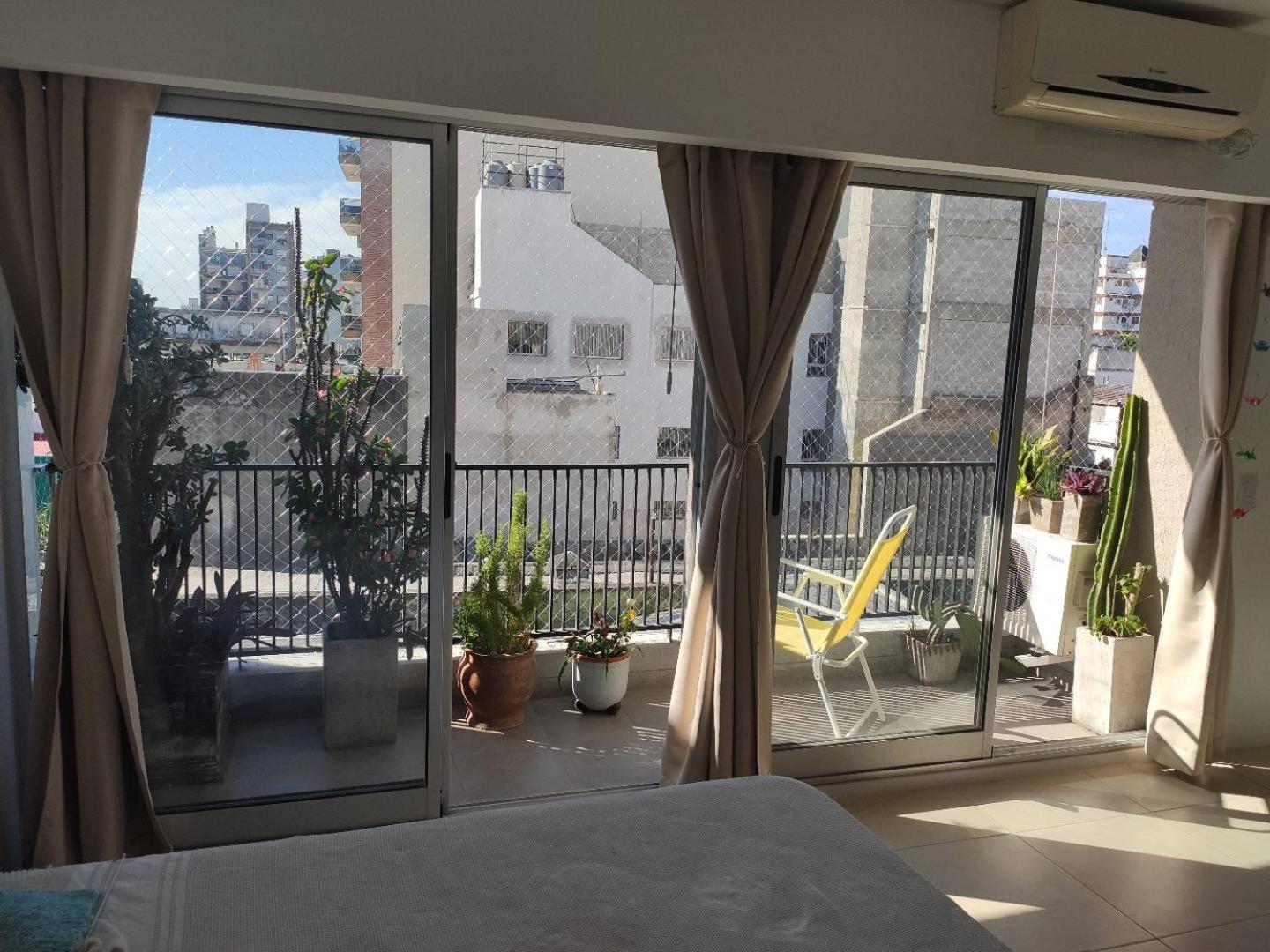 Amplio Monoambiente Dividido 45 m2. Flores.